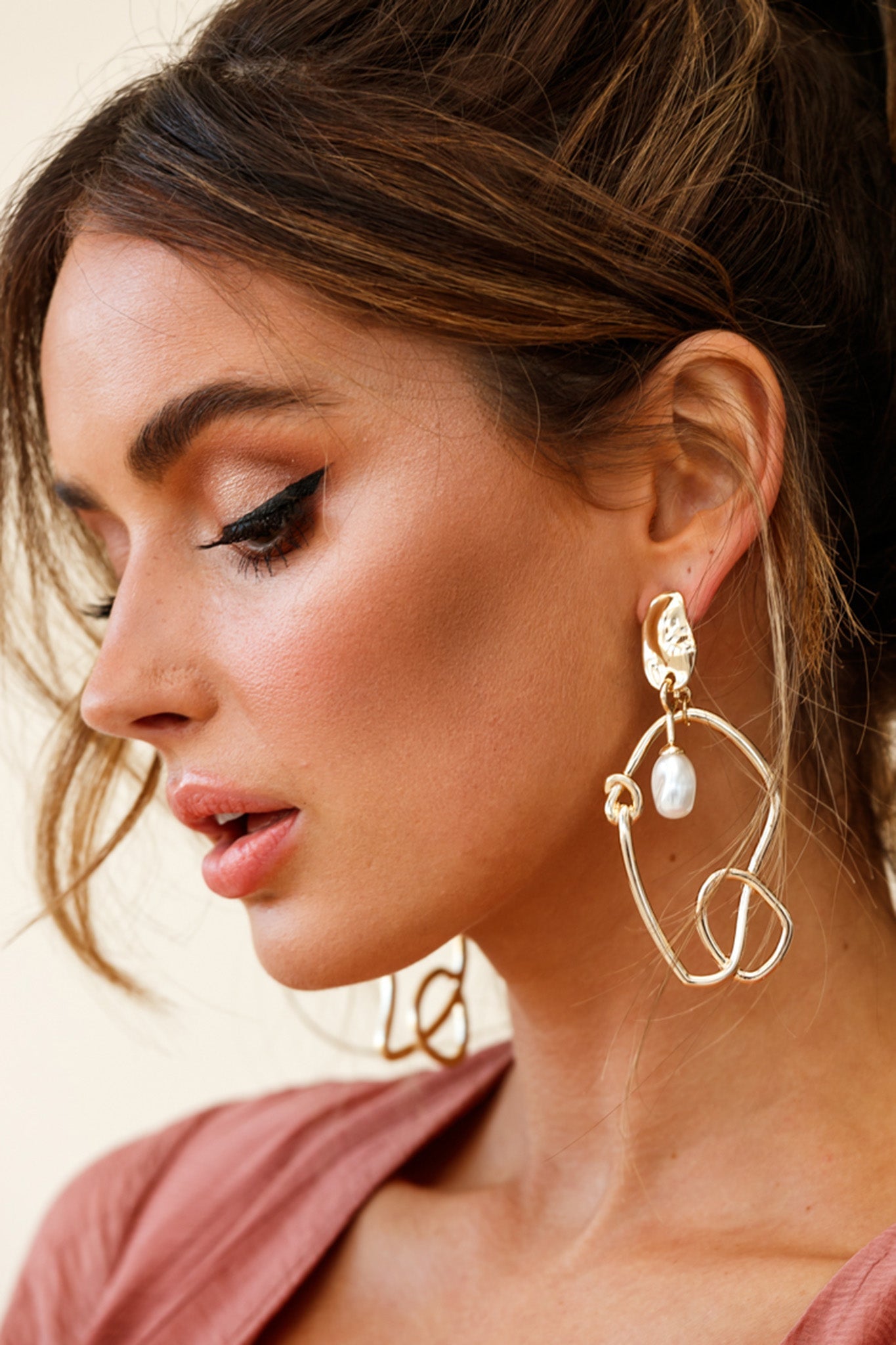 Abstracte parel oorhangers Paloma in goud - Bellanza