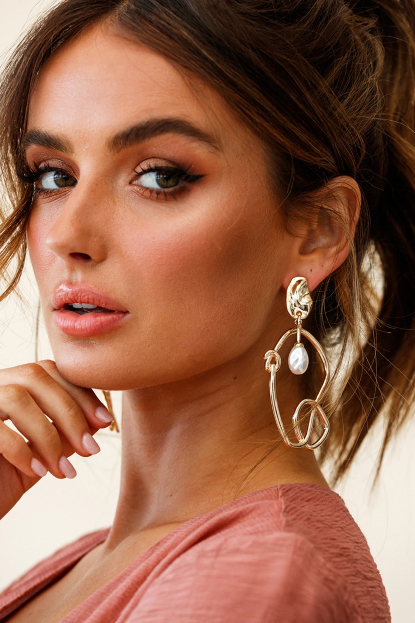 Abstracte parel oorhangers Paloma in goud - Bellanza