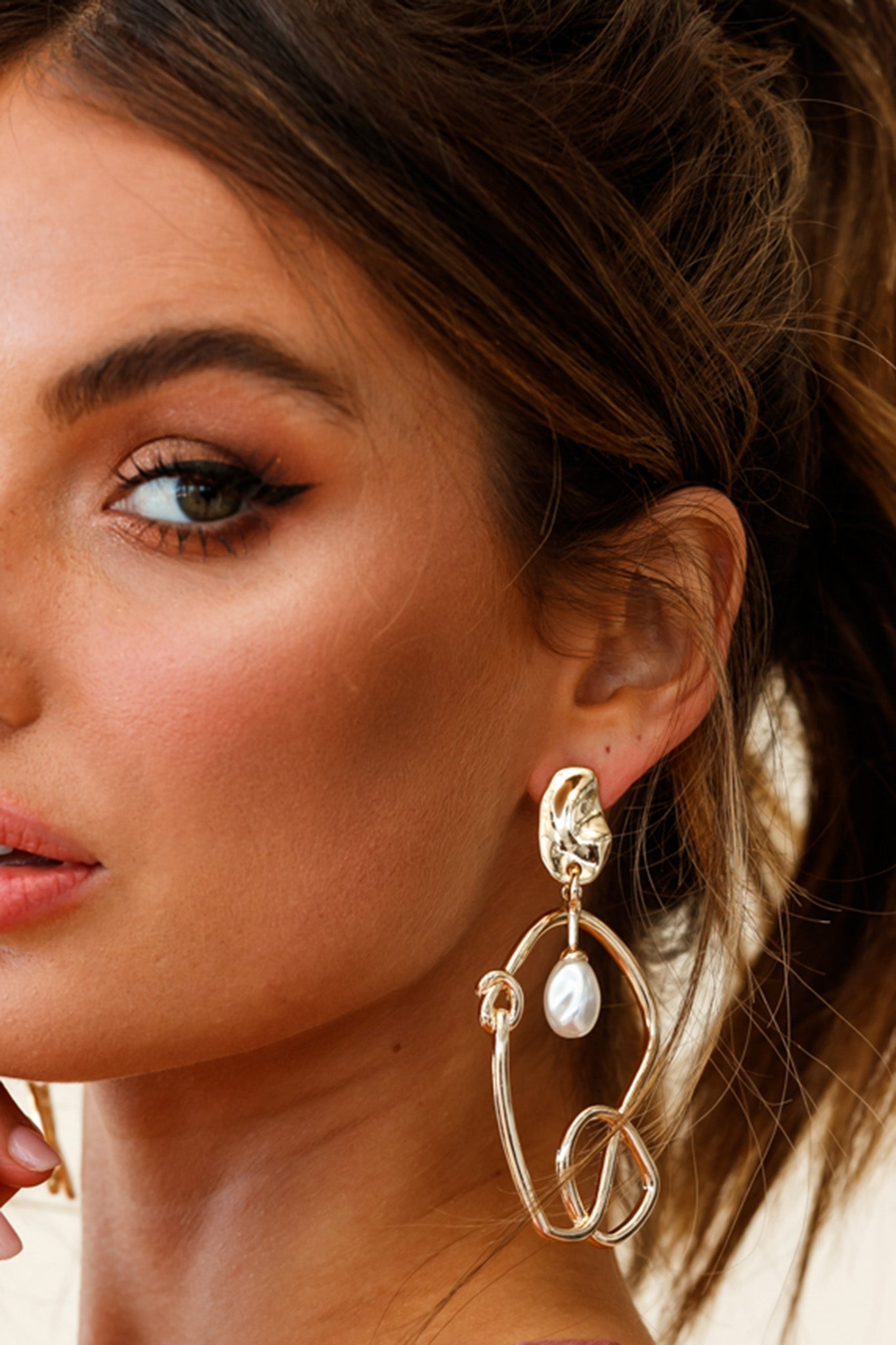 Abstracte parel oorhangers Paloma in goud - Bellanza