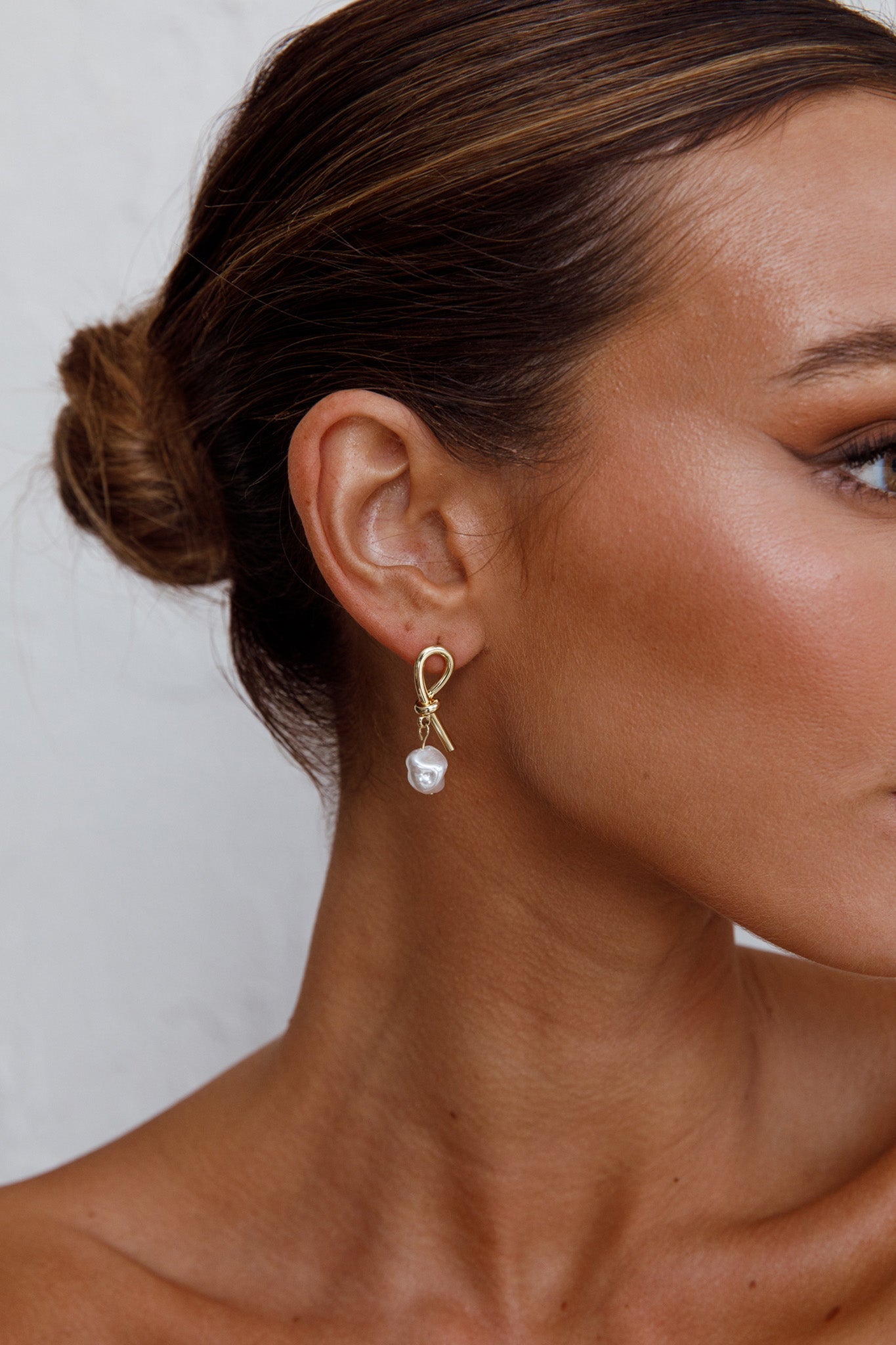 Druppeloorbellen van Ariel met gouden parel - Bellanza