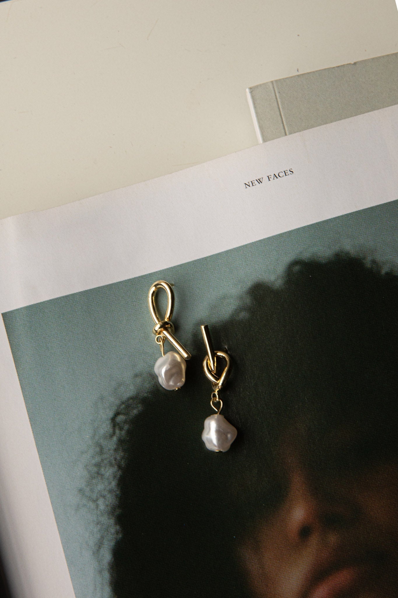 Druppeloorbellen van Ariel met gouden parel - Bellanza