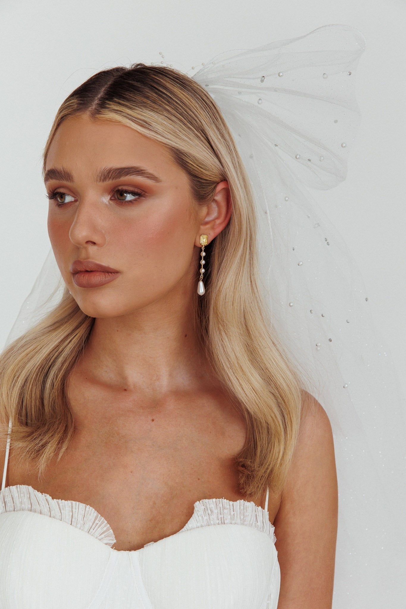 Druppelvormige oorbellen van parels en kristallen Mercy Goud - Bellanza