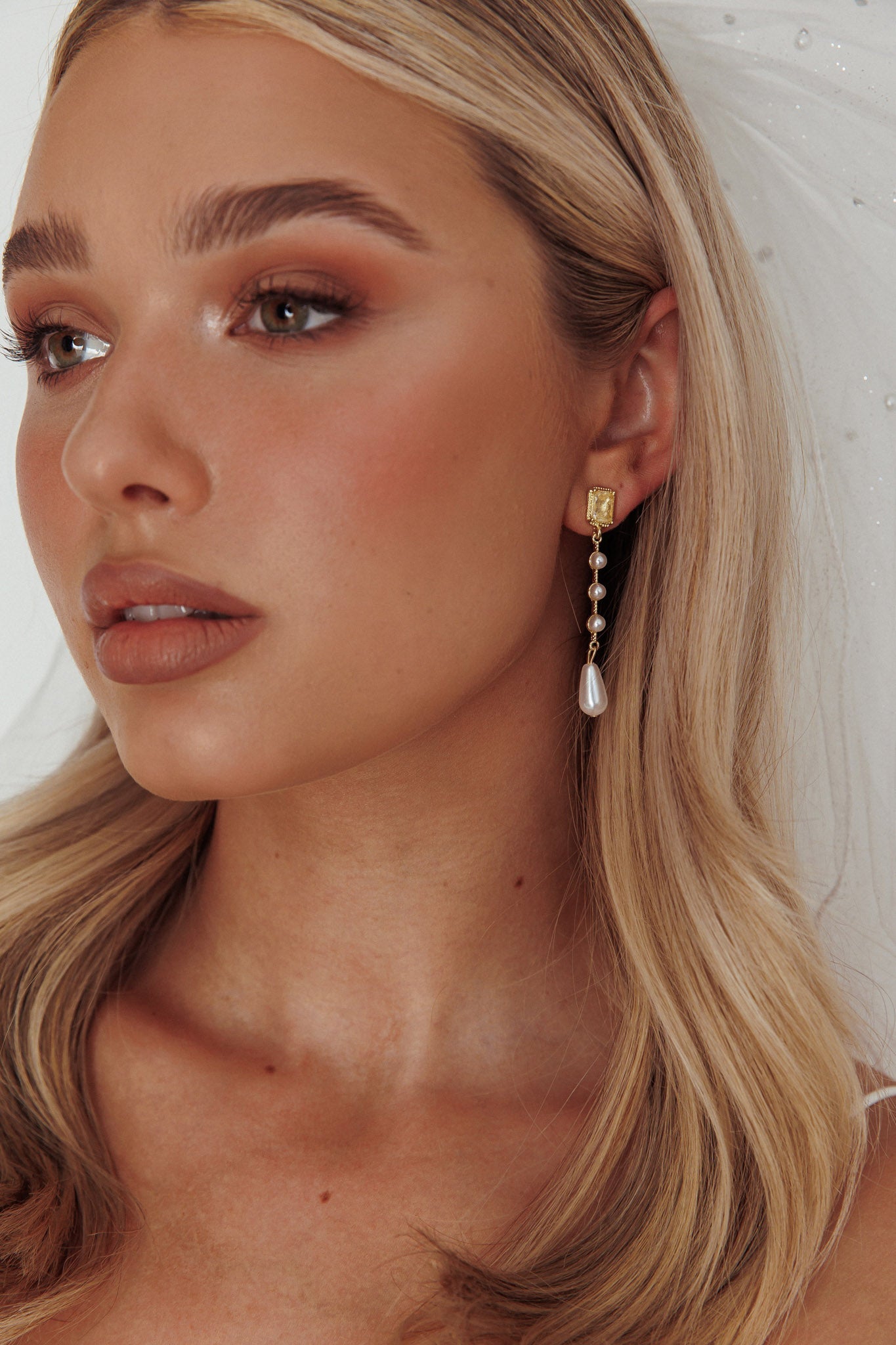 Druppelvormige oorbellen van parels en kristallen Mercy Goud - Bellanza