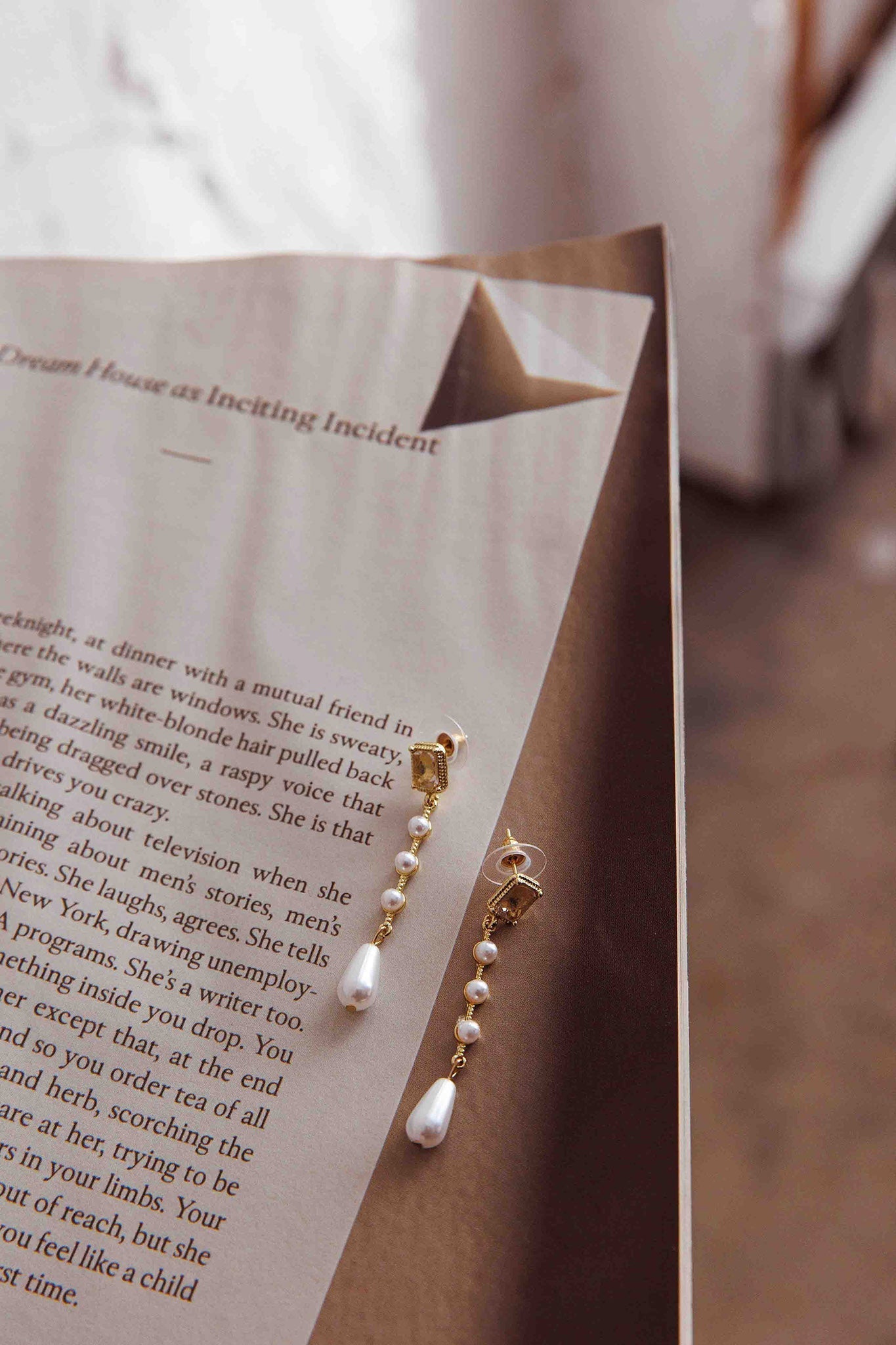 Druppelvormige oorbellen van parels en kristallen Mercy Goud - Bellanza