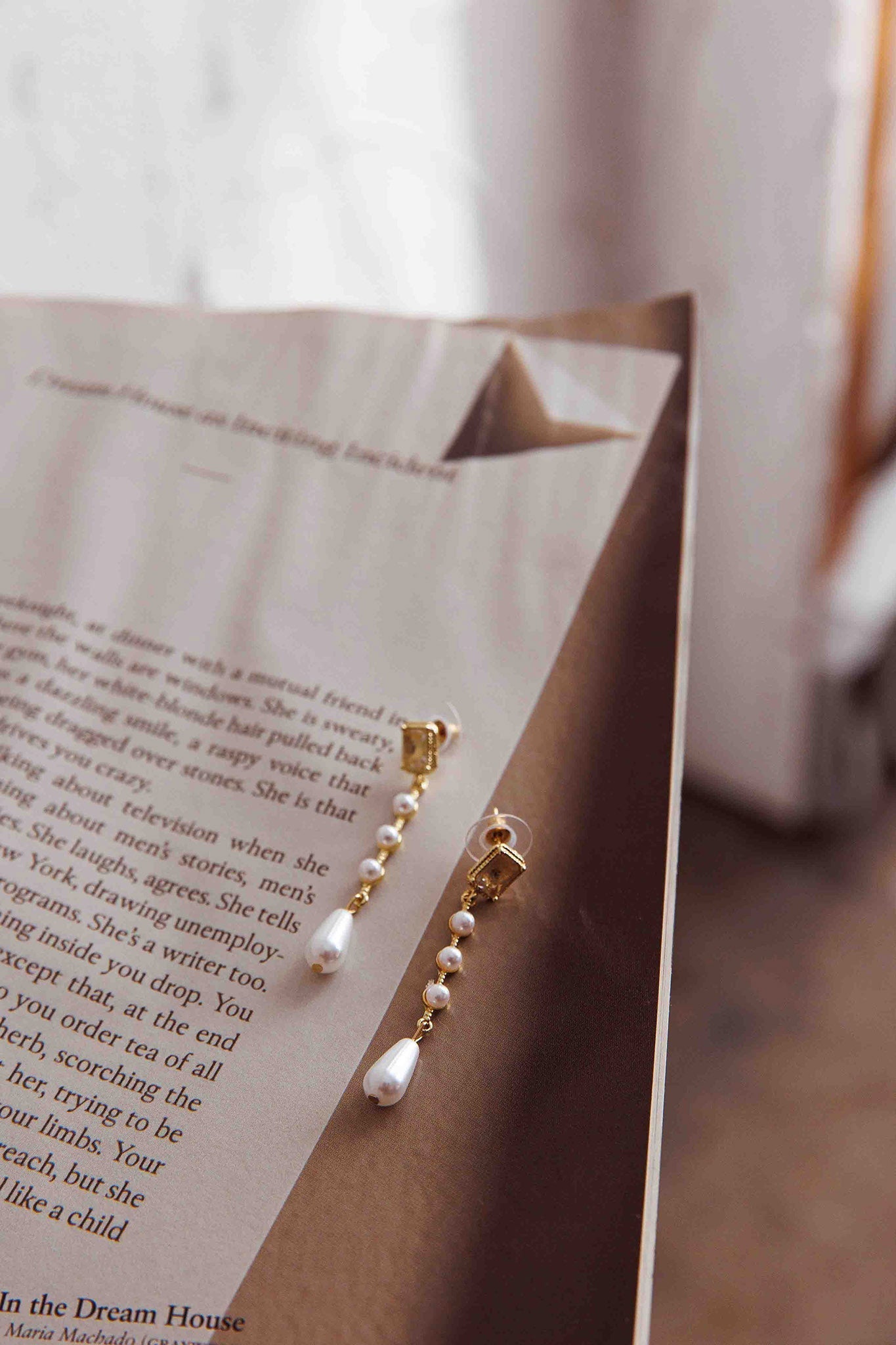 Druppelvormige oorbellen van parels en kristallen Mercy Goud - Bellanza