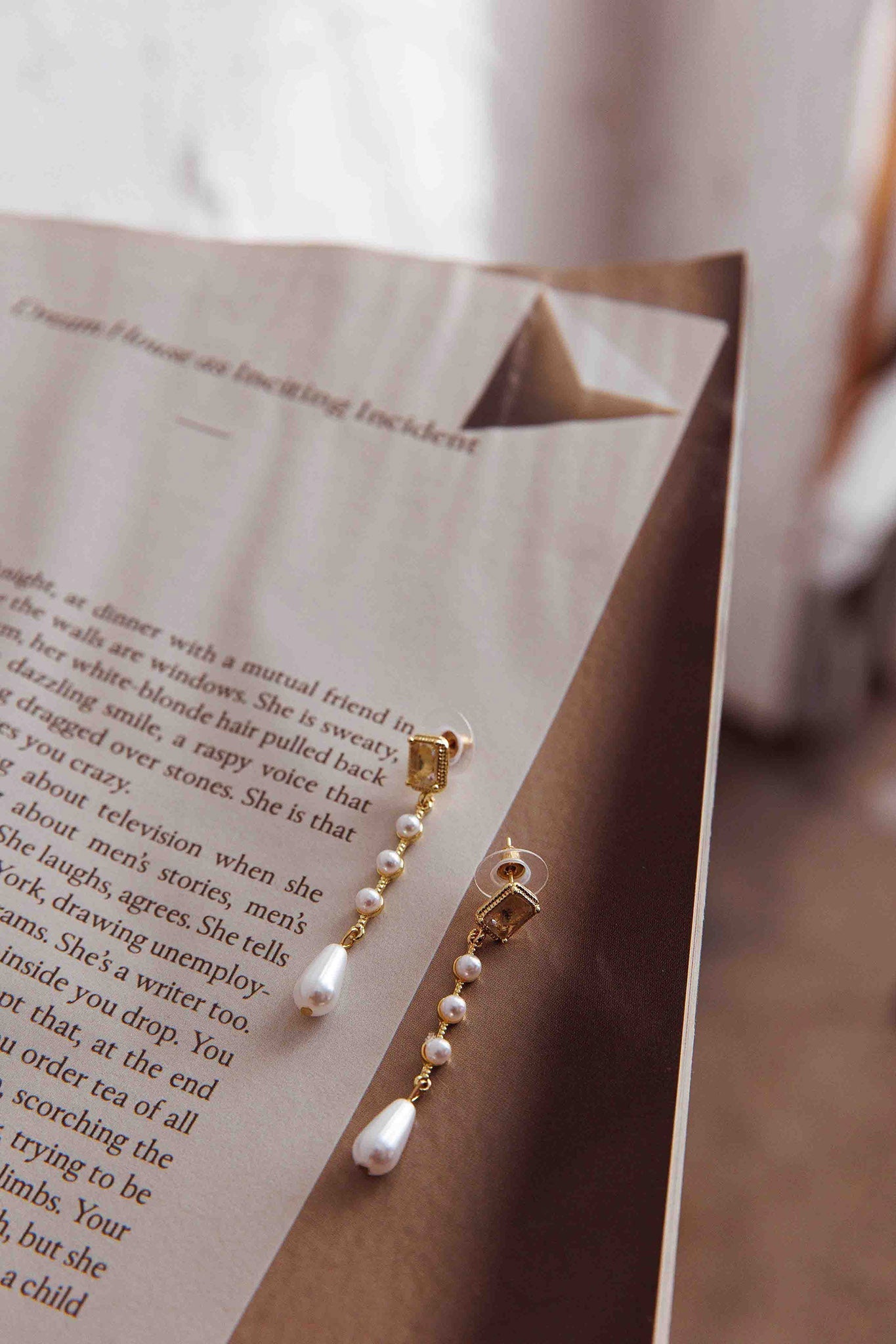 Druppelvormige oorbellen van parels en kristallen Mercy Goud - Bellanza