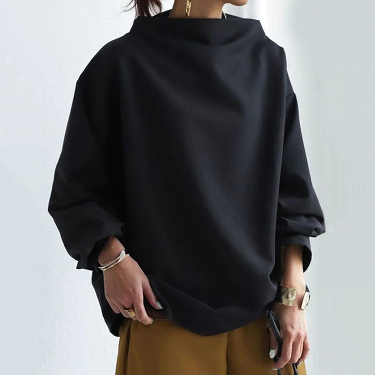 Evie | Oversized top met gedrapeerde hoge hals - Bellanza