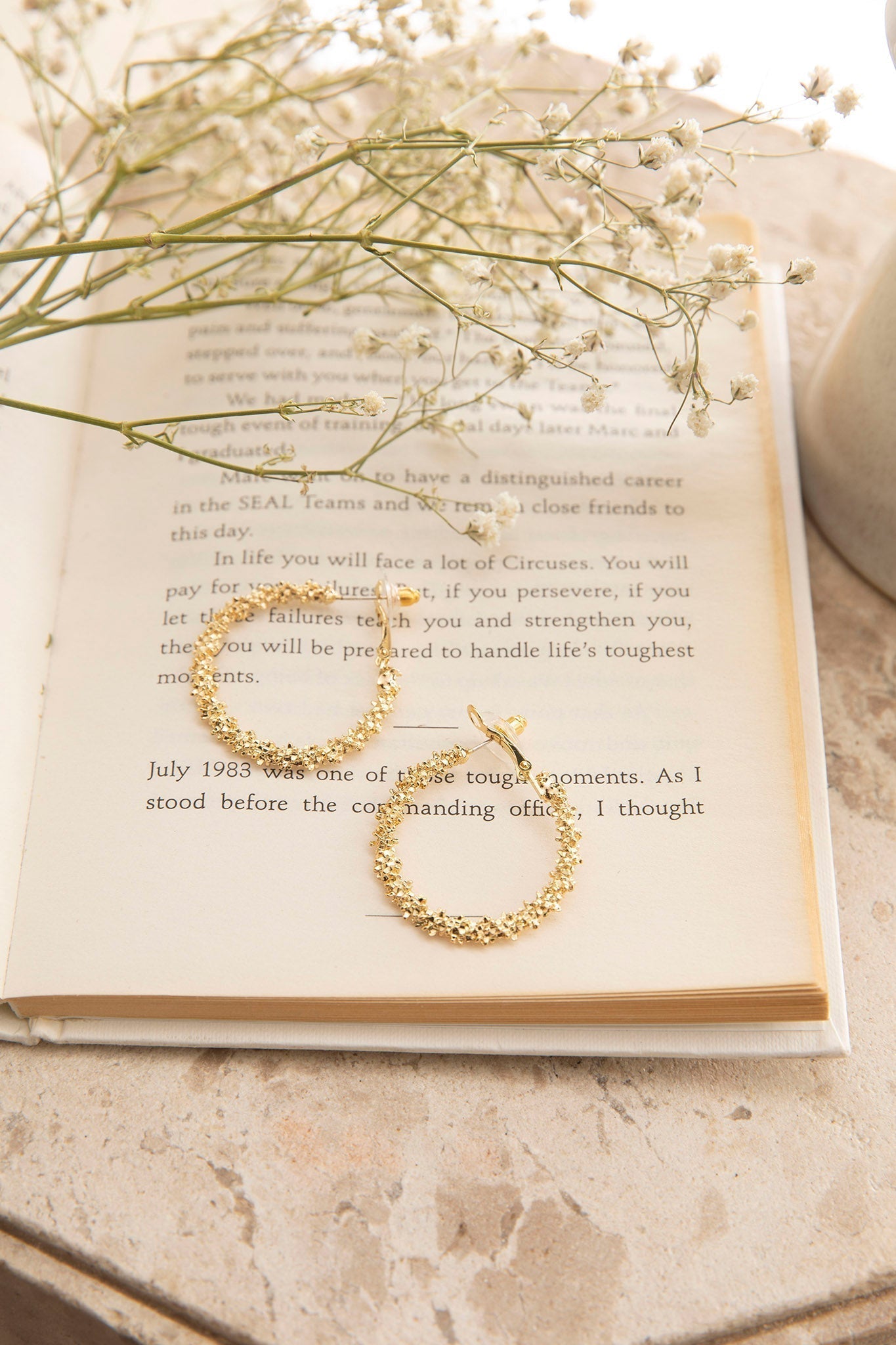 Gelaagde Saturnus textuur oorbellen in goud - Bellanza