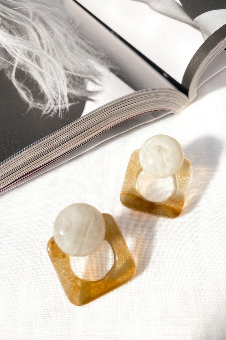 Geometrische marmer acryl oorbellen Halle Beige - Bellanza