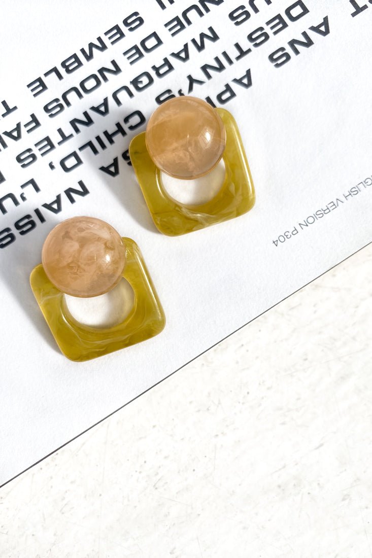 Geometrische marmerachtige acryl oorbellen Halle Geel - Bellanza