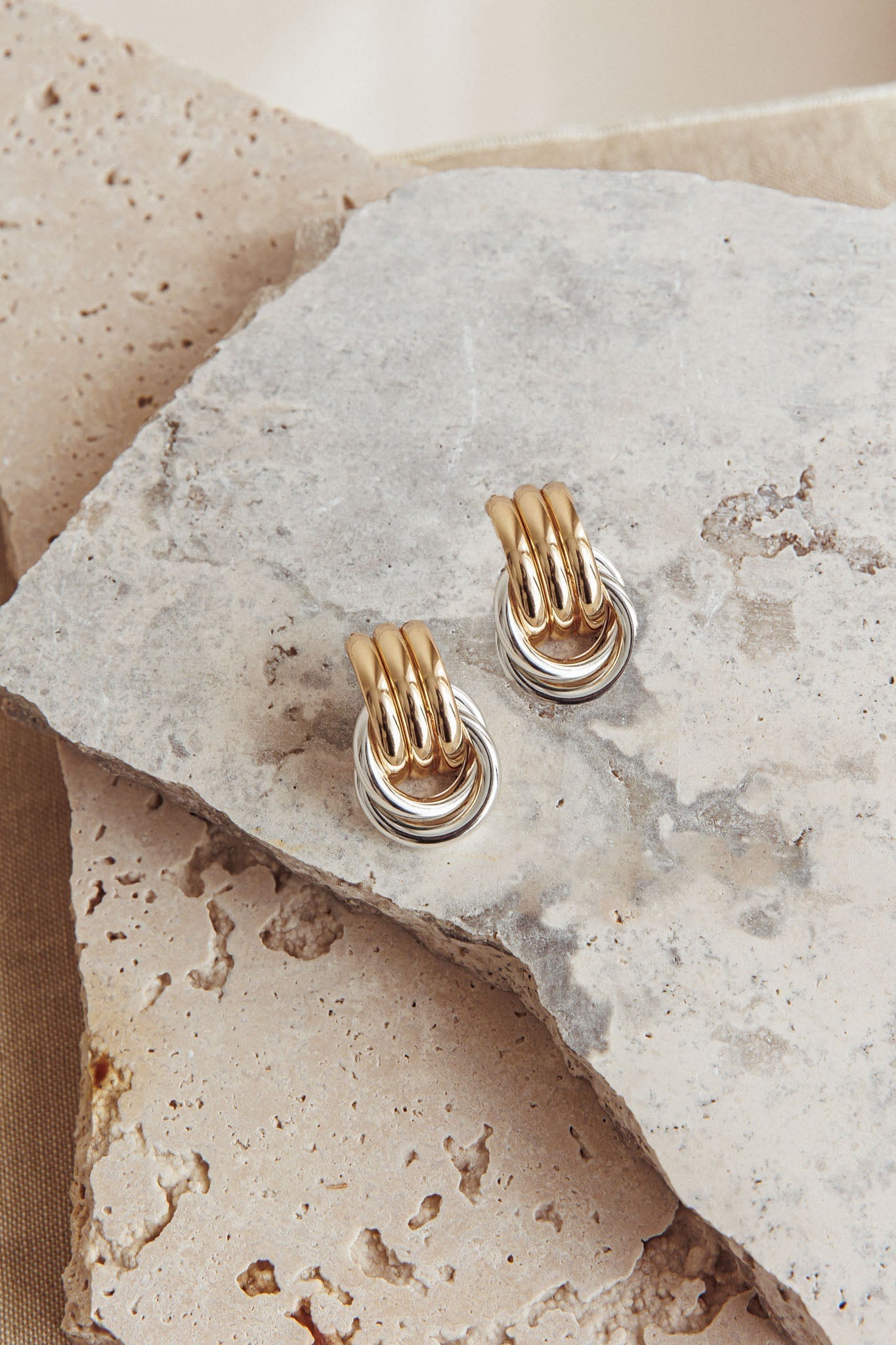 Georgina Twee Tonen Oorbellen - Bellanza