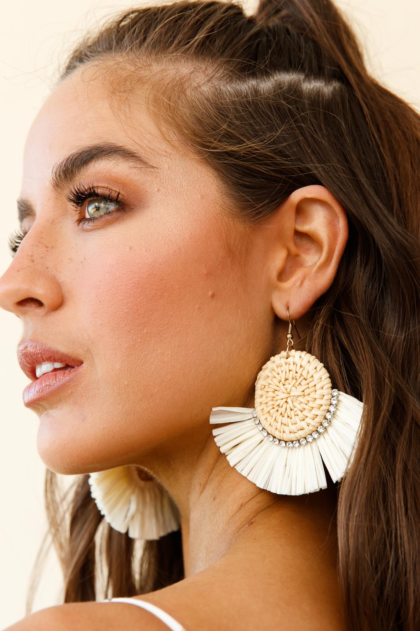 Gevlochten rieten oorbellen met Keniaans diamantaccent - Bellanza