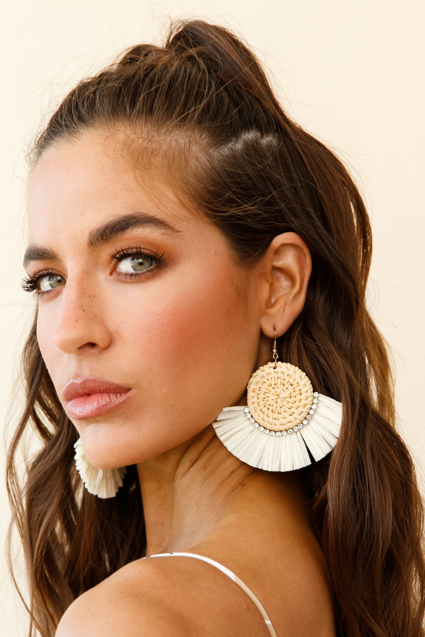 Gevlochten rieten oorbellen met Keniaans diamantaccent - Bellanza