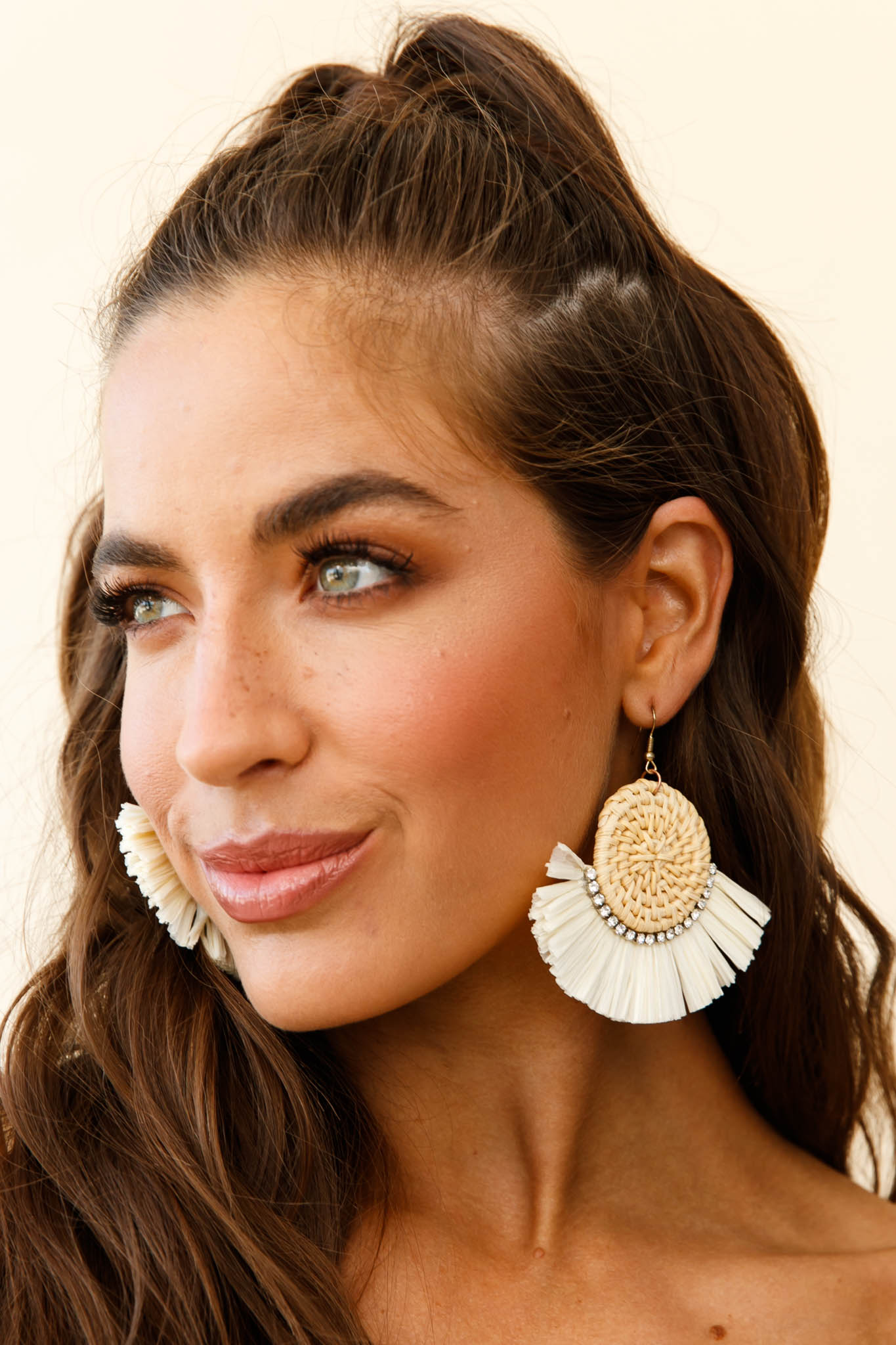 Gevlochten rieten oorbellen met Keniaans diamantaccent - Bellanza