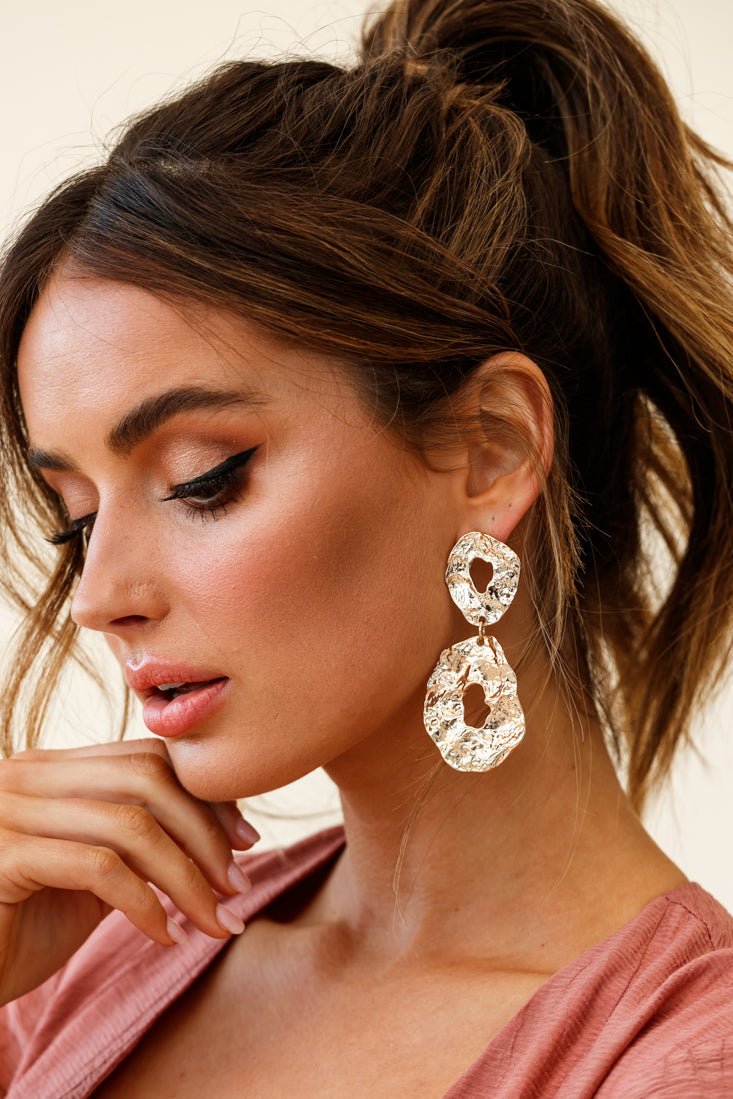 Gouden Barcelona oorbellen van geslagen metaal - Bellanza