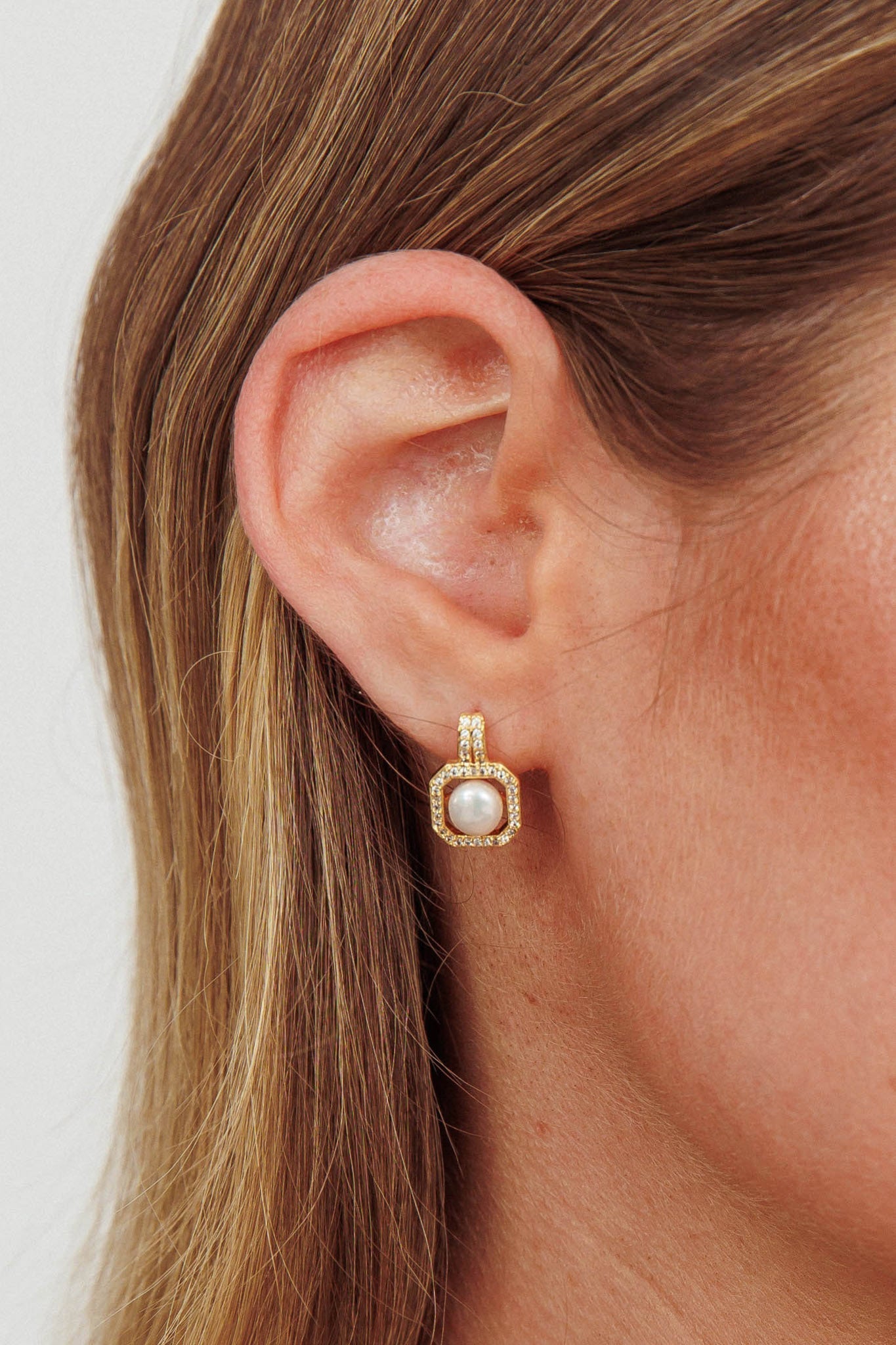 Hangende oorbellen van cubic zirconia en zoetwaterparels goud - Bellanza