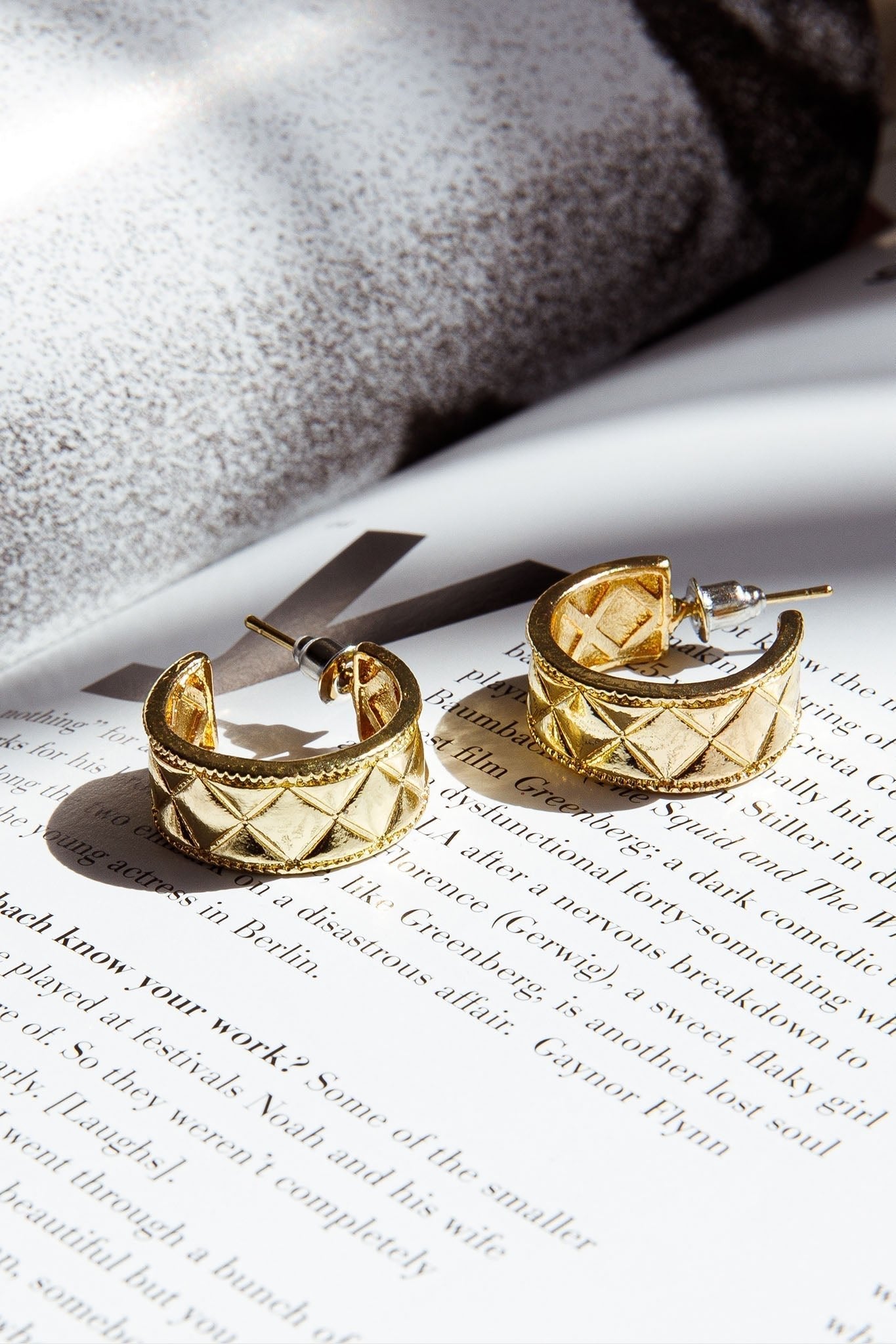 Kleine gegraveerde gouden creolen - Bellanza