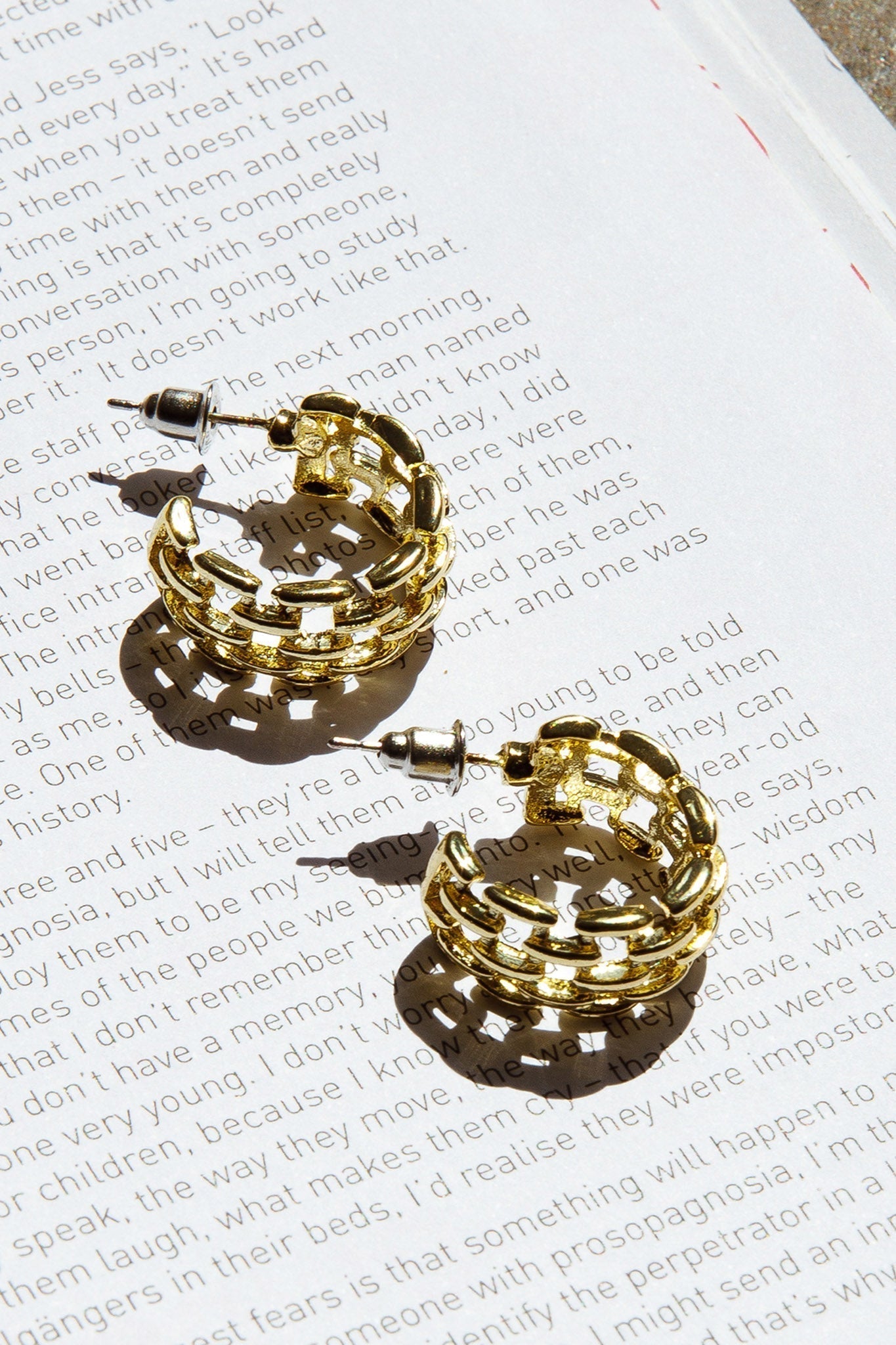 Kleine gouden vierkante schakel oorbellen - Bellanza