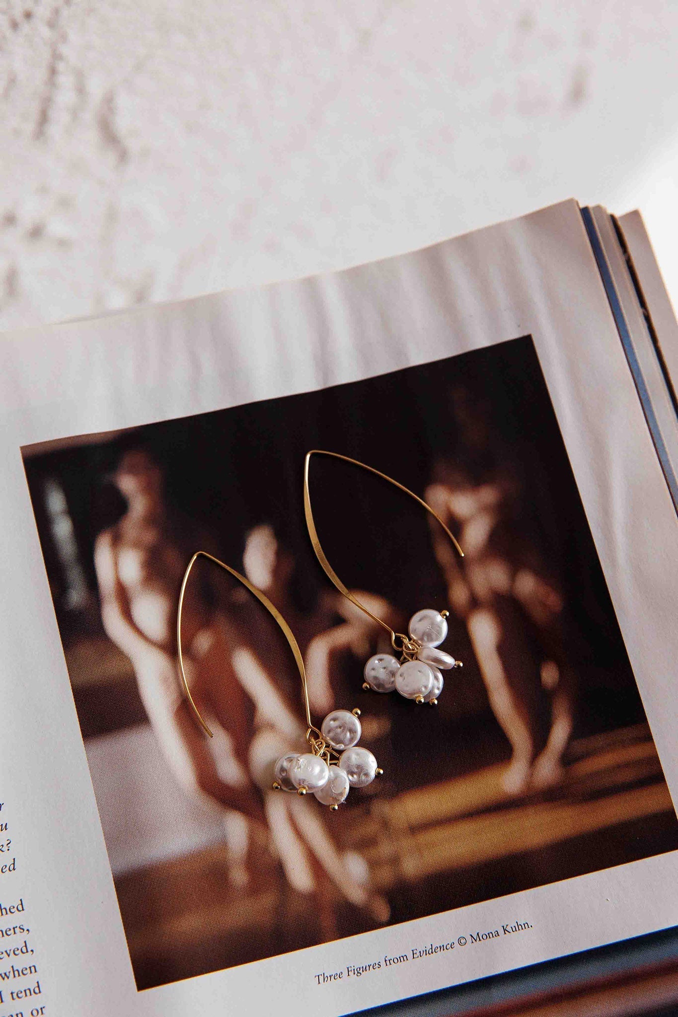 Lange haakoorbellen met gouden parelaccenten - Bellanza