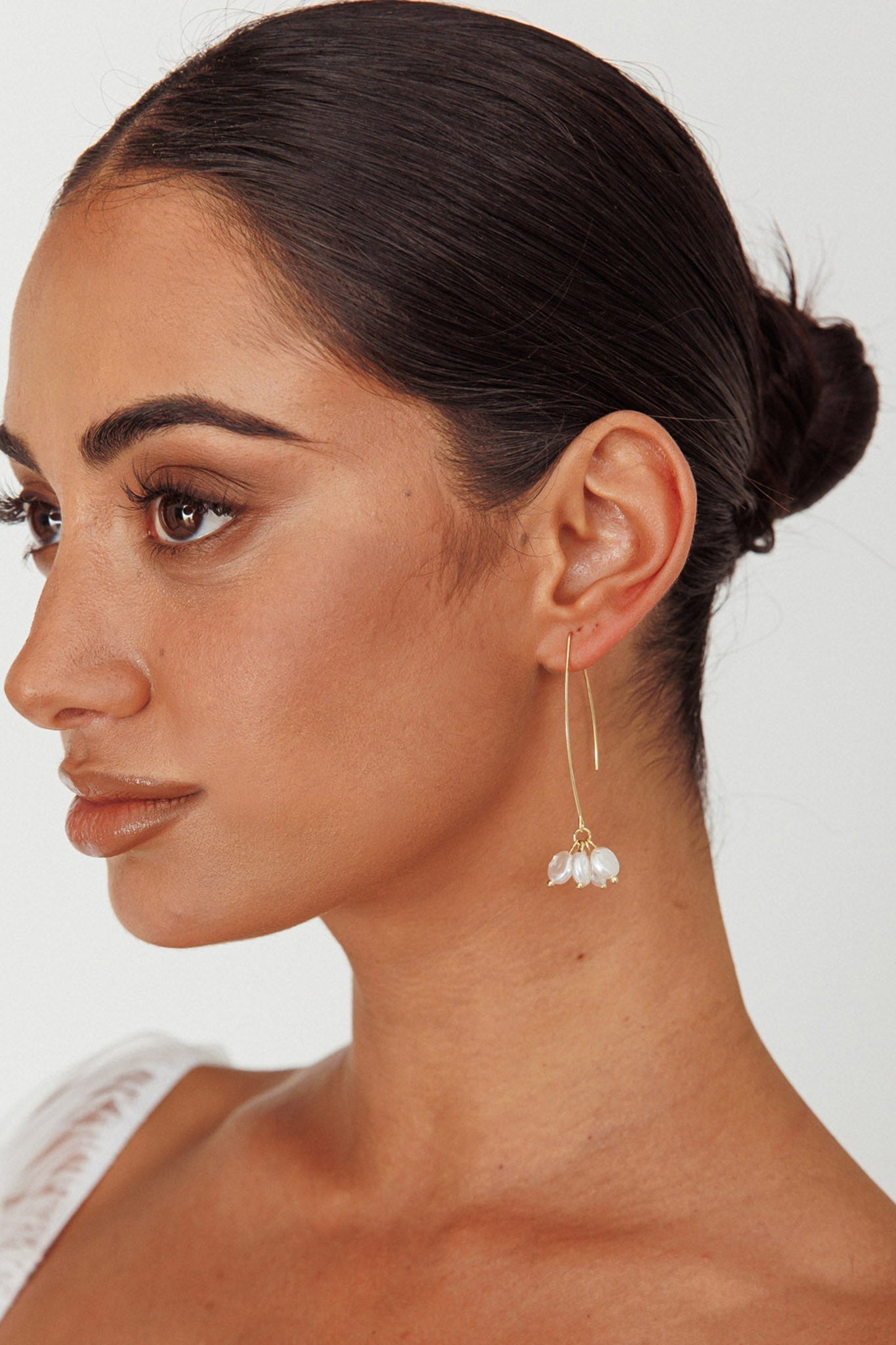 Lange haakoorbellen met gouden parelaccenten - Bellanza