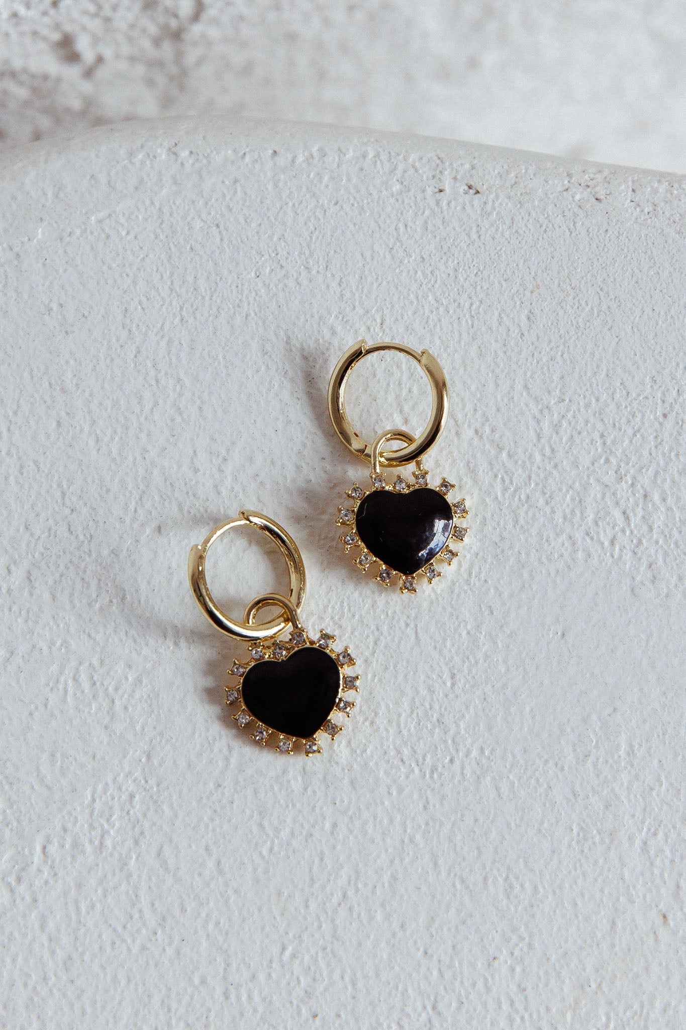 Liefdeshart emaille oorbellen met gouden strass - Bellanza