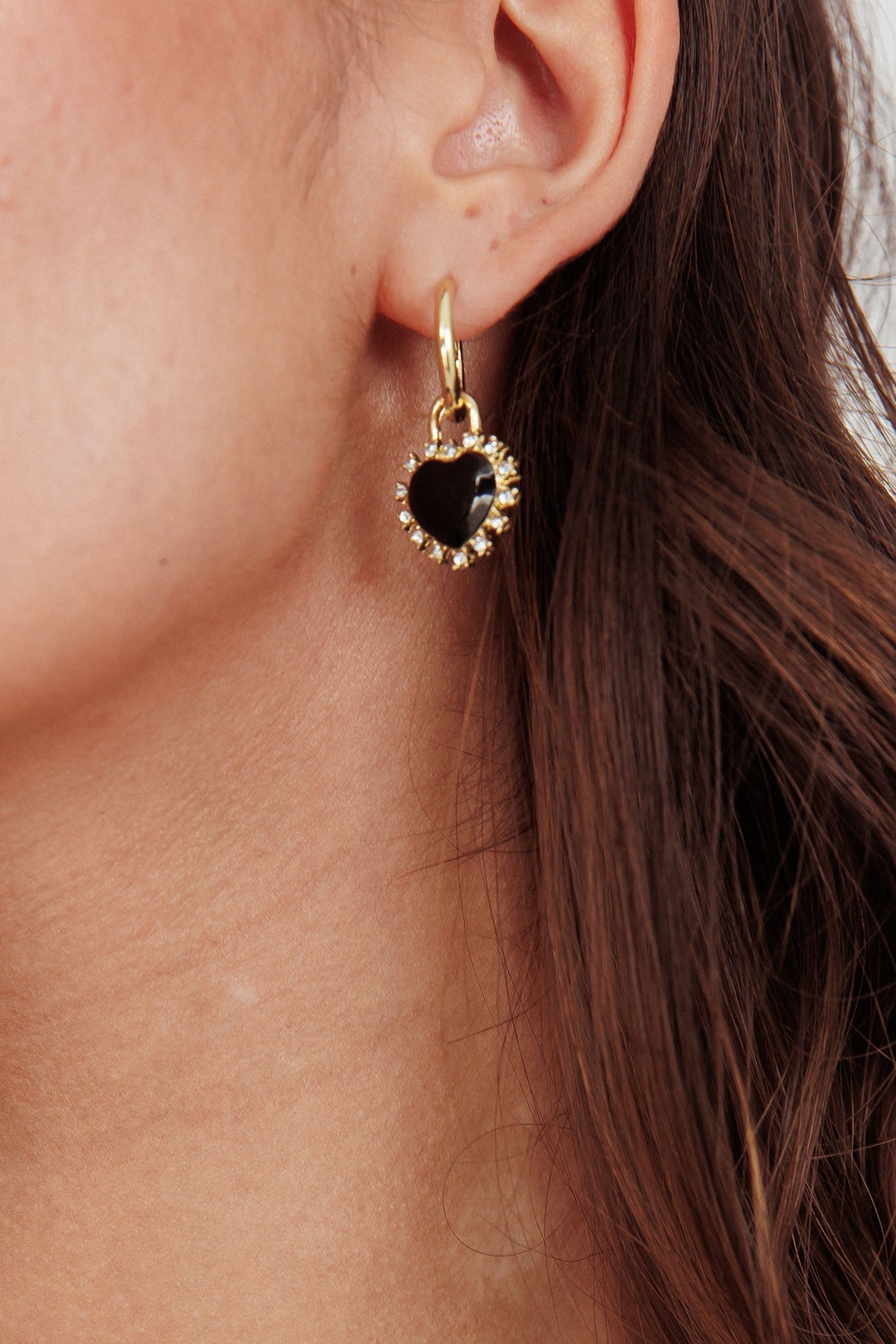 Liefdeshart emaille oorbellen met gouden strass - Bellanza