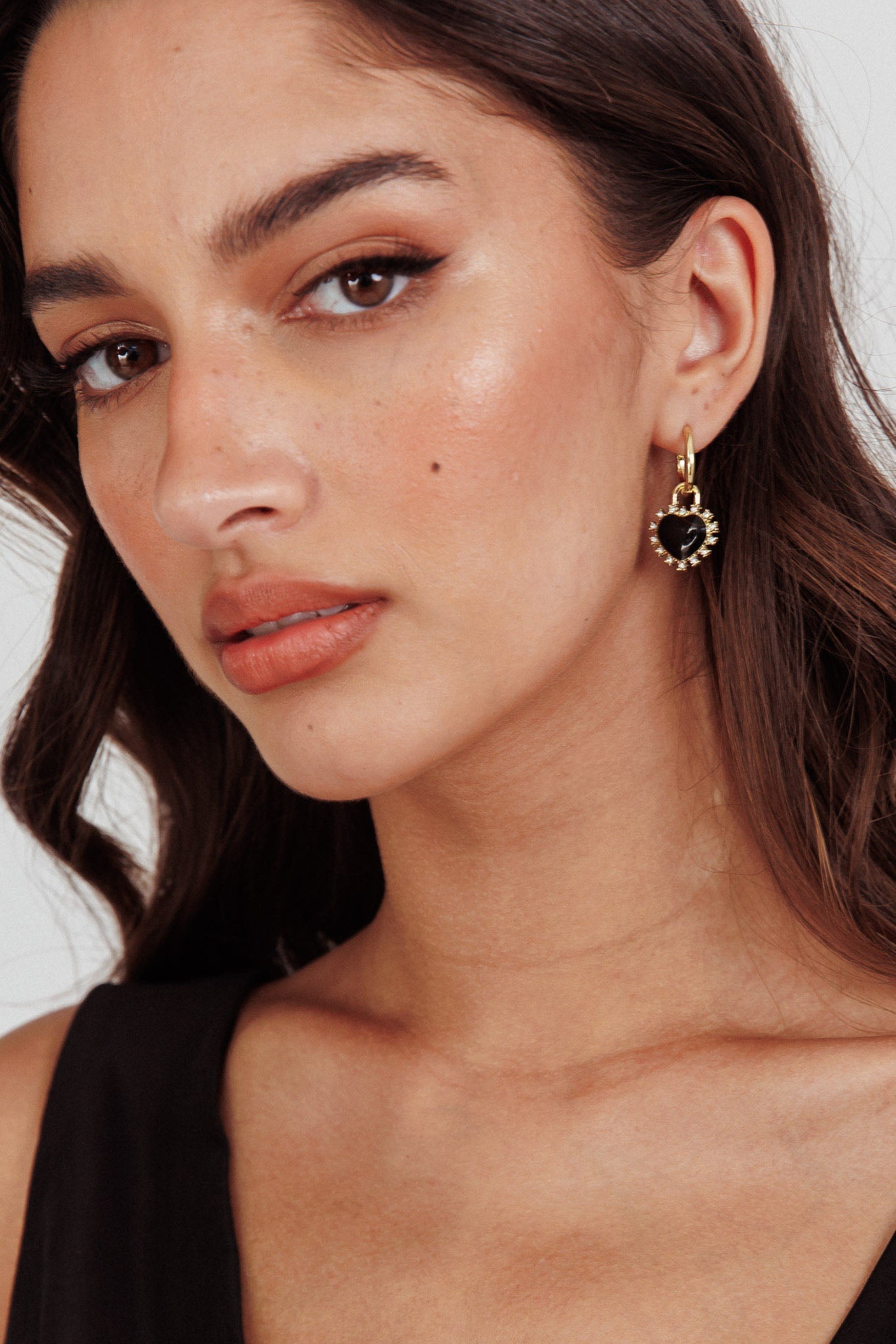 Liefdeshart emaille oorbellen met gouden strass - Bellanza