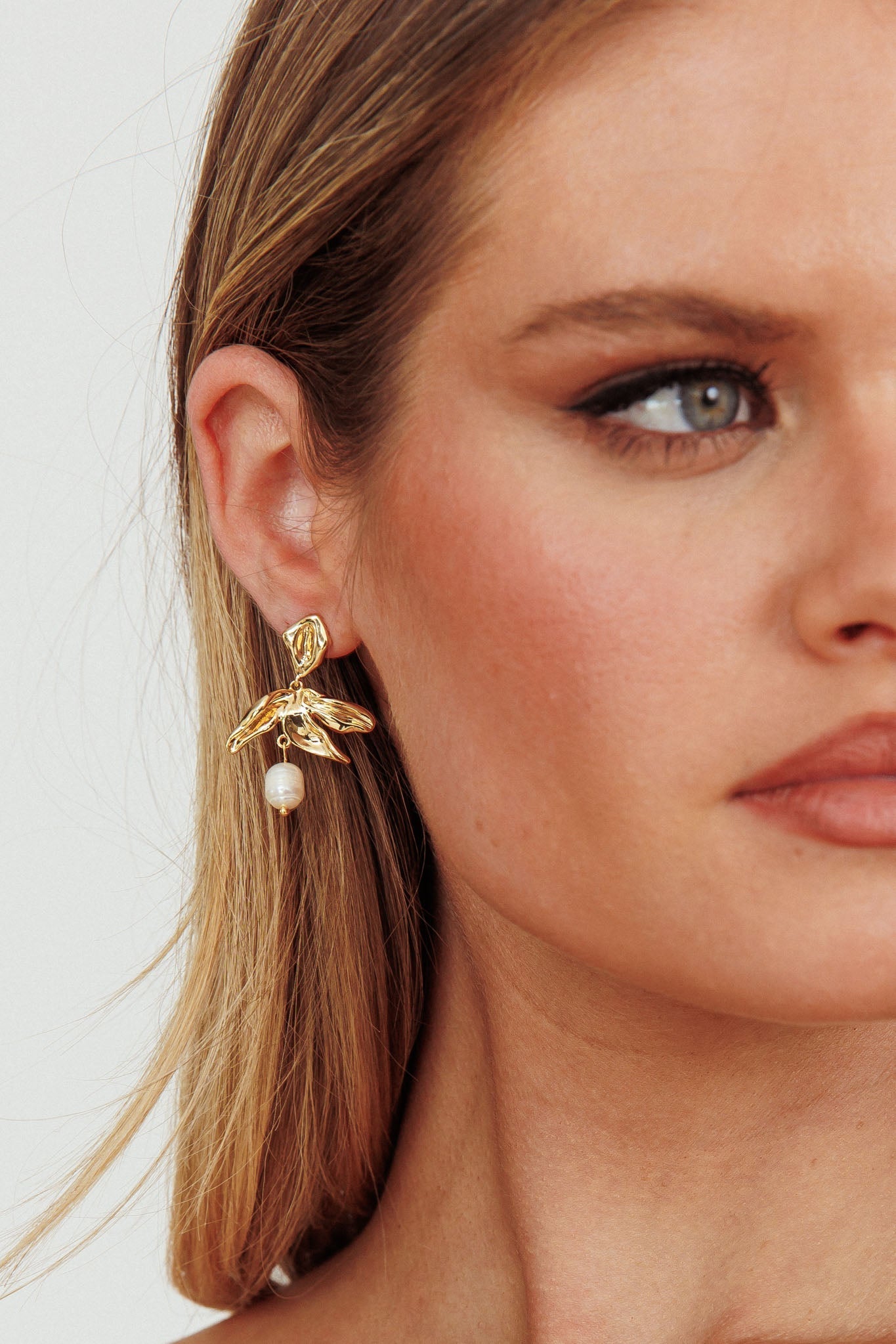 Lucie bloemvormige oorbellen met gouden parel - Bellanza