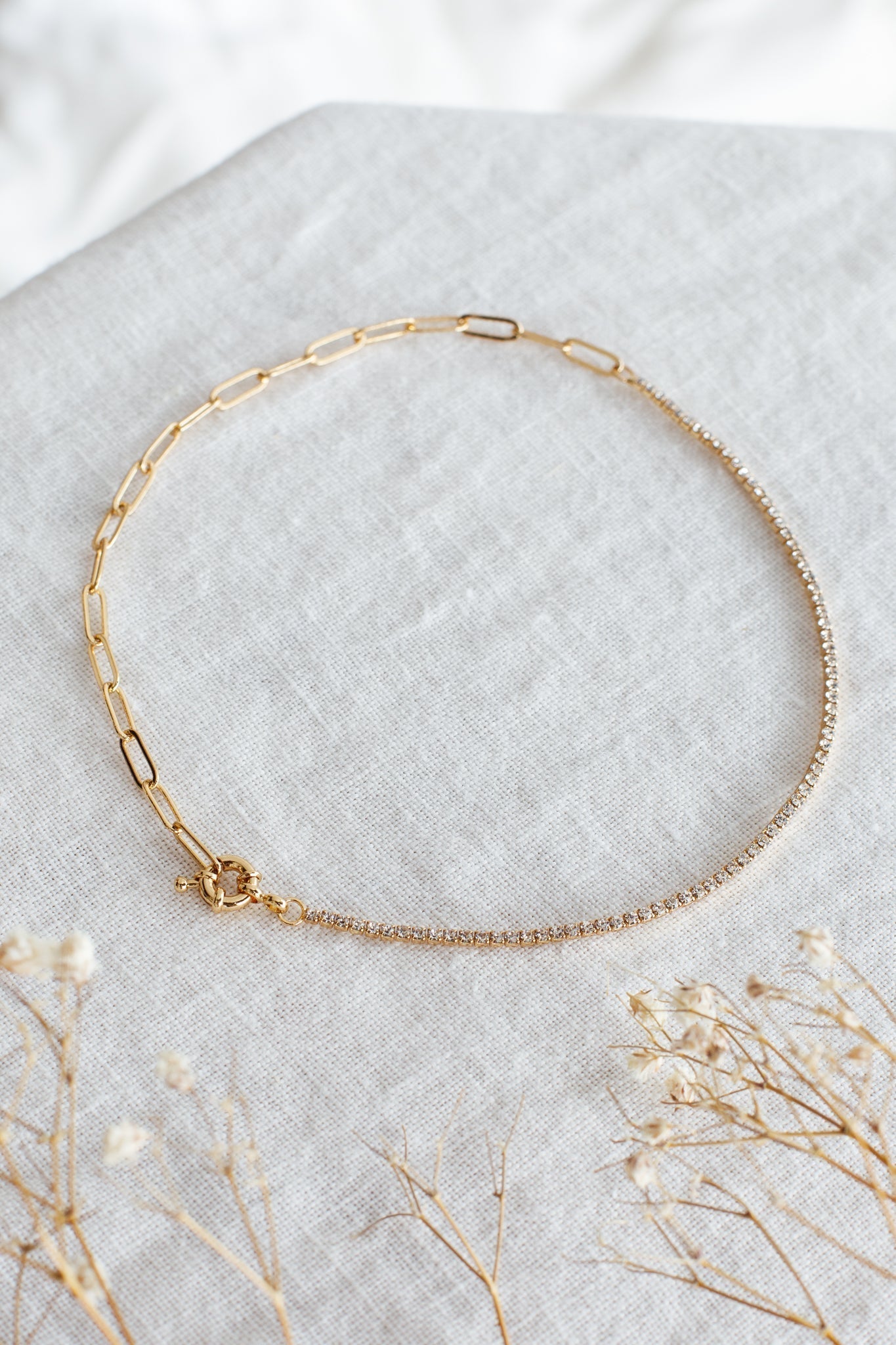 Madelyn paperclip ketting met gouden strass - Bellanza