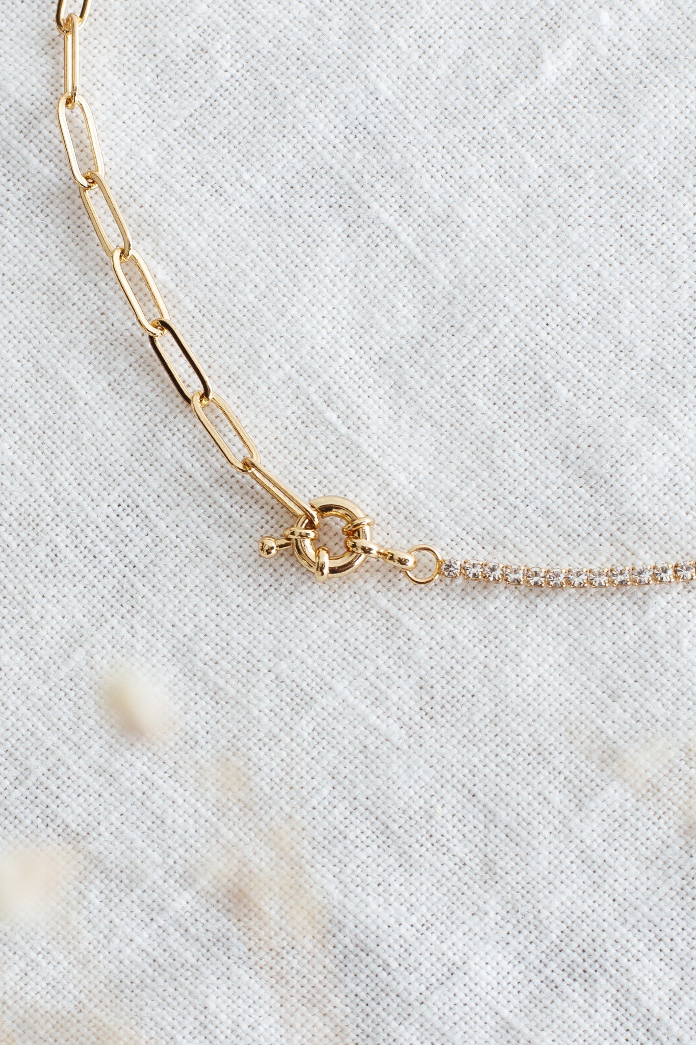 Madelyn paperclip ketting met gouden strass - Bellanza