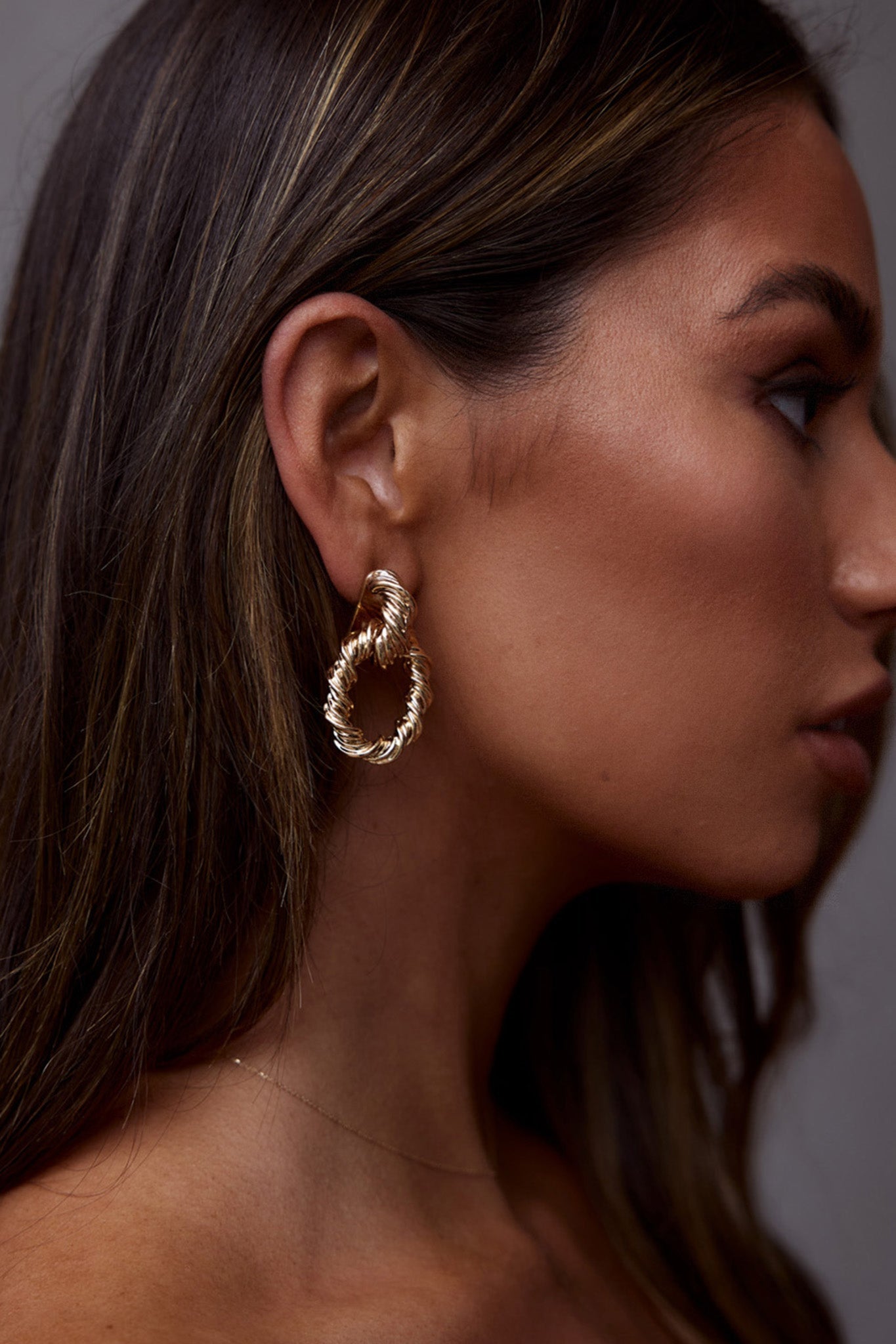 Melrose Gouden Gedraaide Ovale Oorbellen - Bellanza