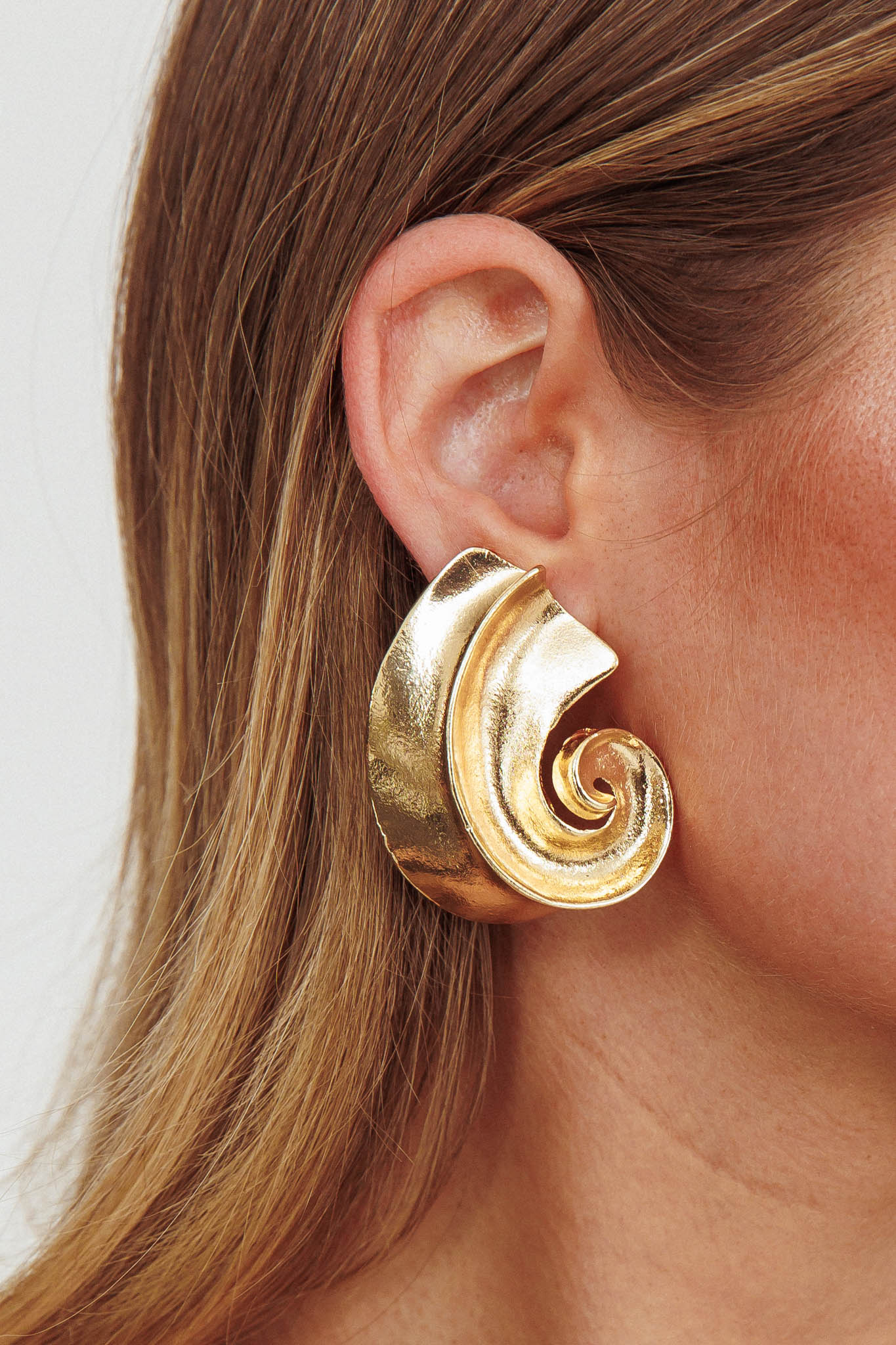 Spiraal Schelp Oorbellen Calypso Goud - Bellanza
