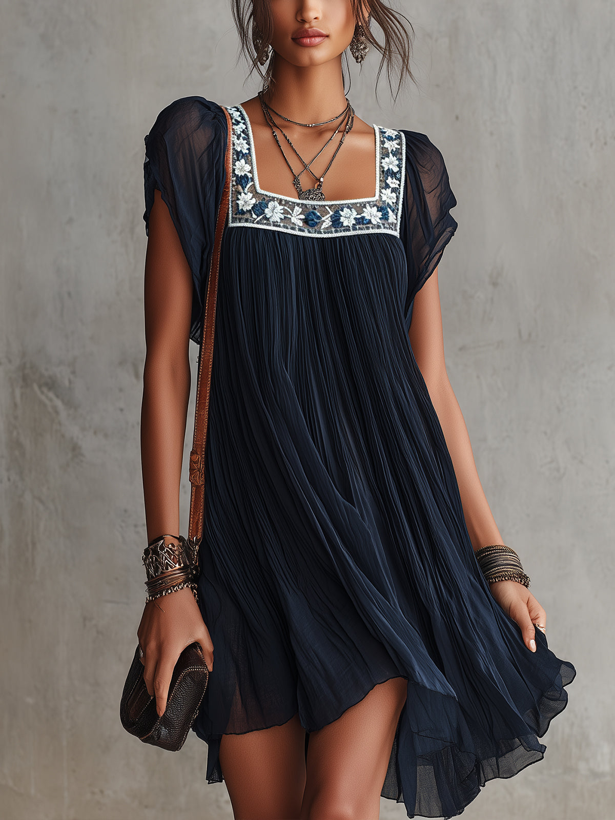 Quinn™ | Bloemengeborduurde Plissé Chiffon Mini Jurk