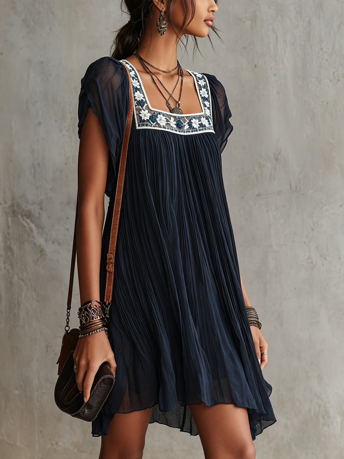 Quinn™ | Bloemengeborduurde Plissé Chiffon Mini Jurk