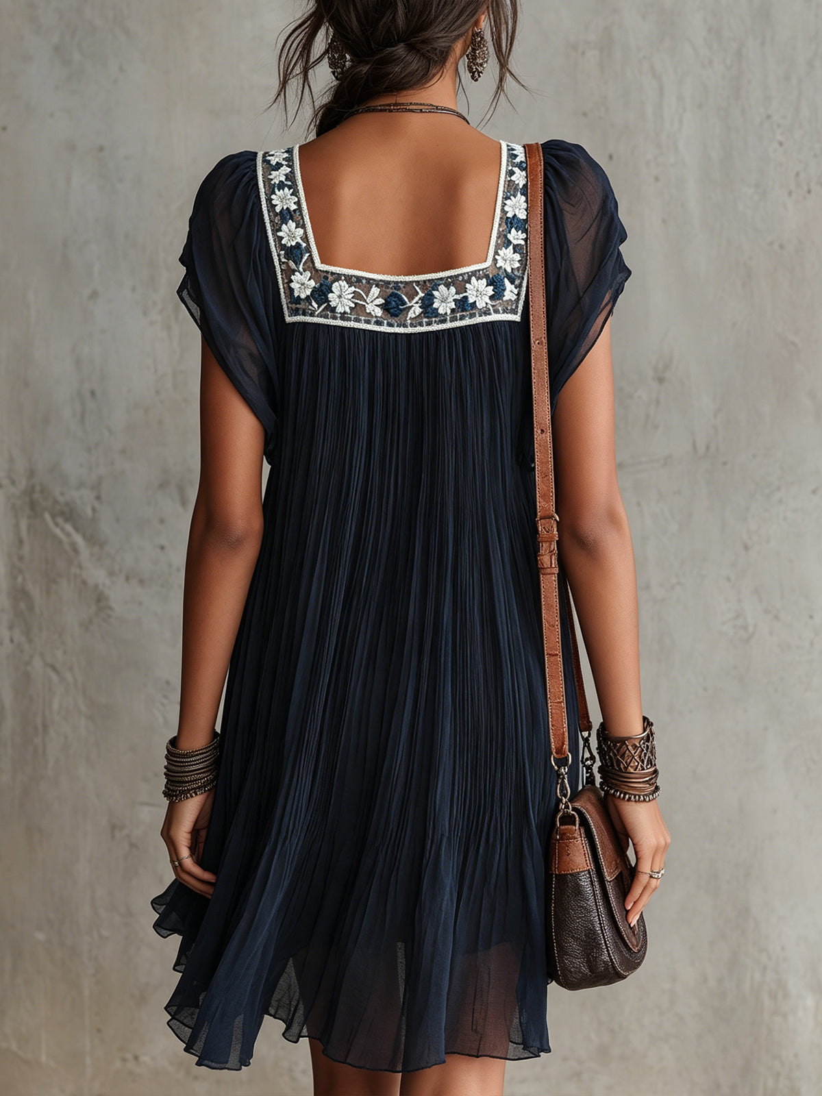 Quinn™ | Bloemengeborduurde Plissé Chiffon Mini Jurk
