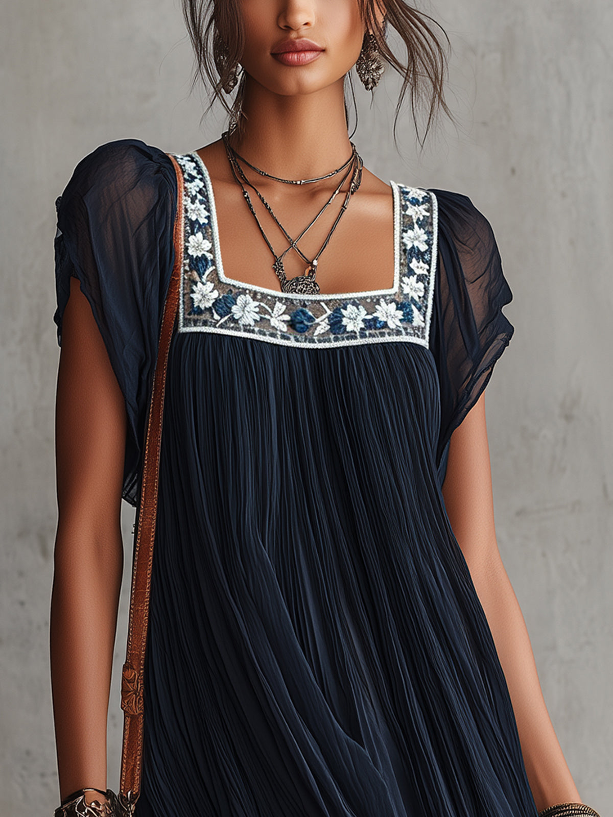 Quinn™ | Bloemengeborduurde Plissé Chiffon Mini Jurk