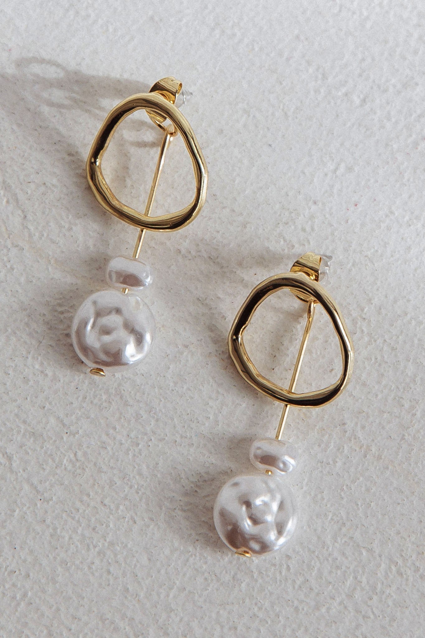 Amelie Gouden Parels Dangle Oorbellen - Bellanza