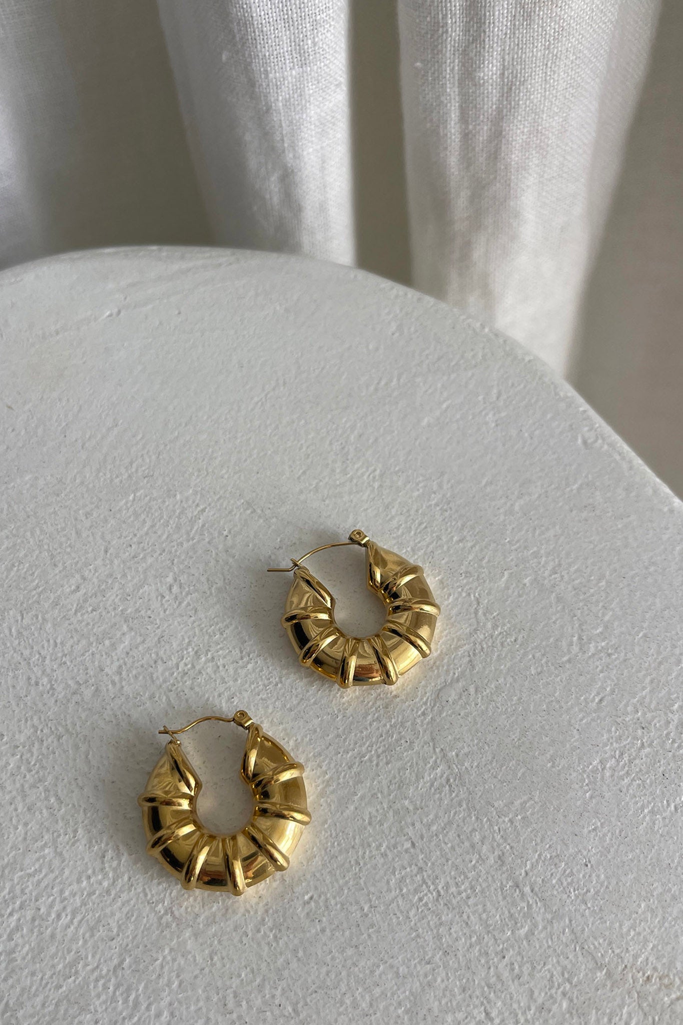 Chunky ribbel hoop oorbellen Hillary Goud - Bellanza