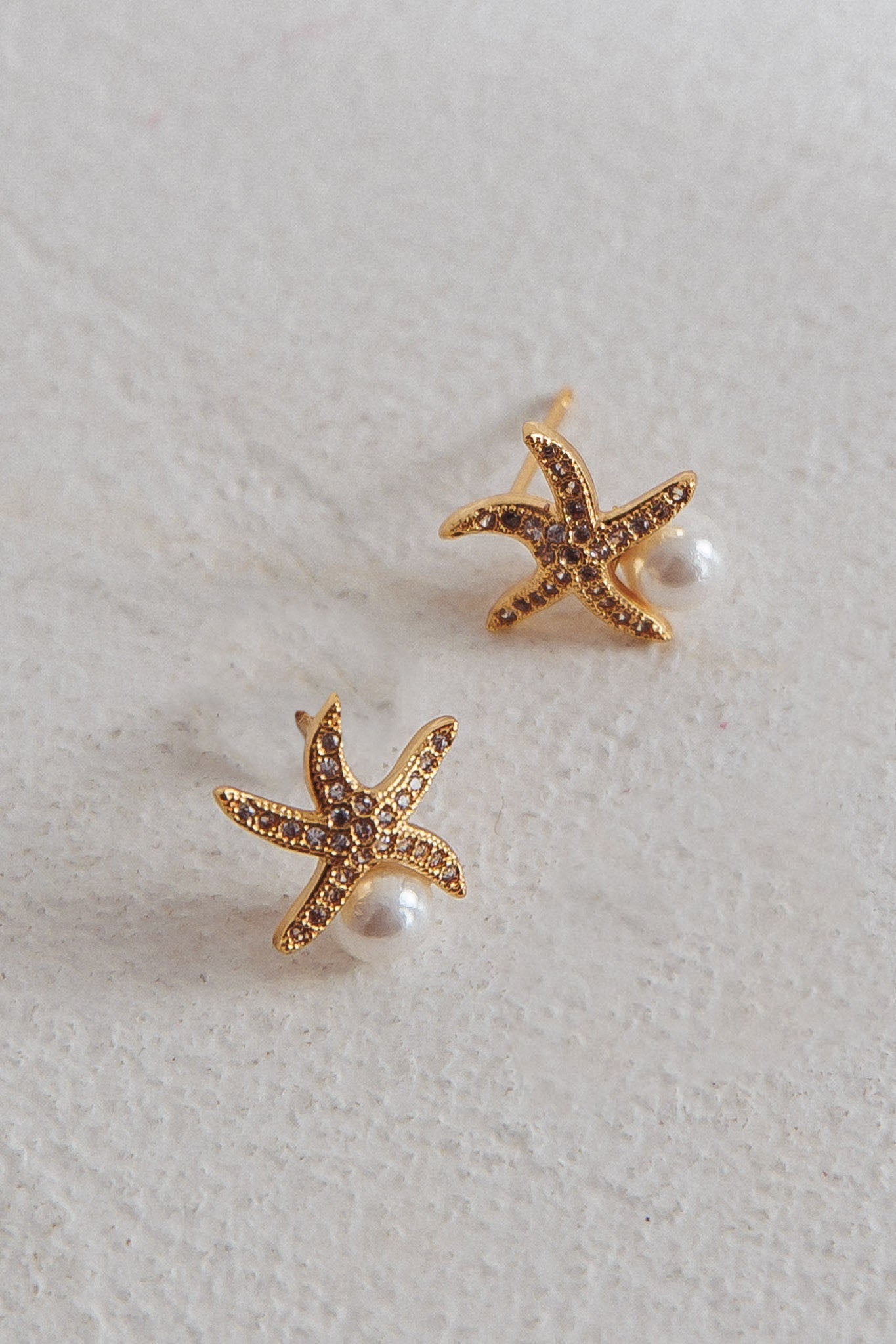 Ethereale Zee Ster Oorbellen met Gouden Stud Parels - Bellanza