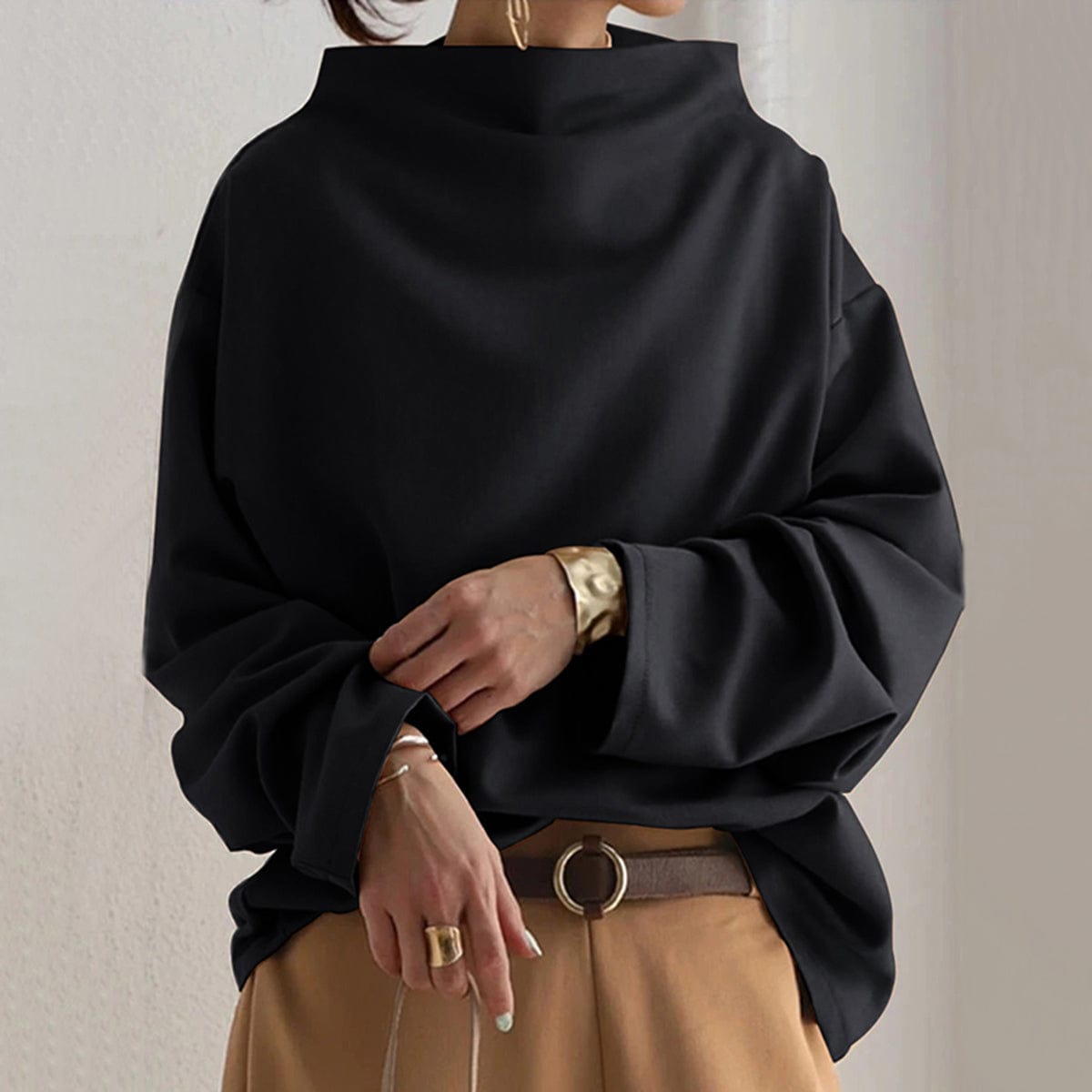 Evie | Oversized top met gedrapeerde hoge hals - Bellanza