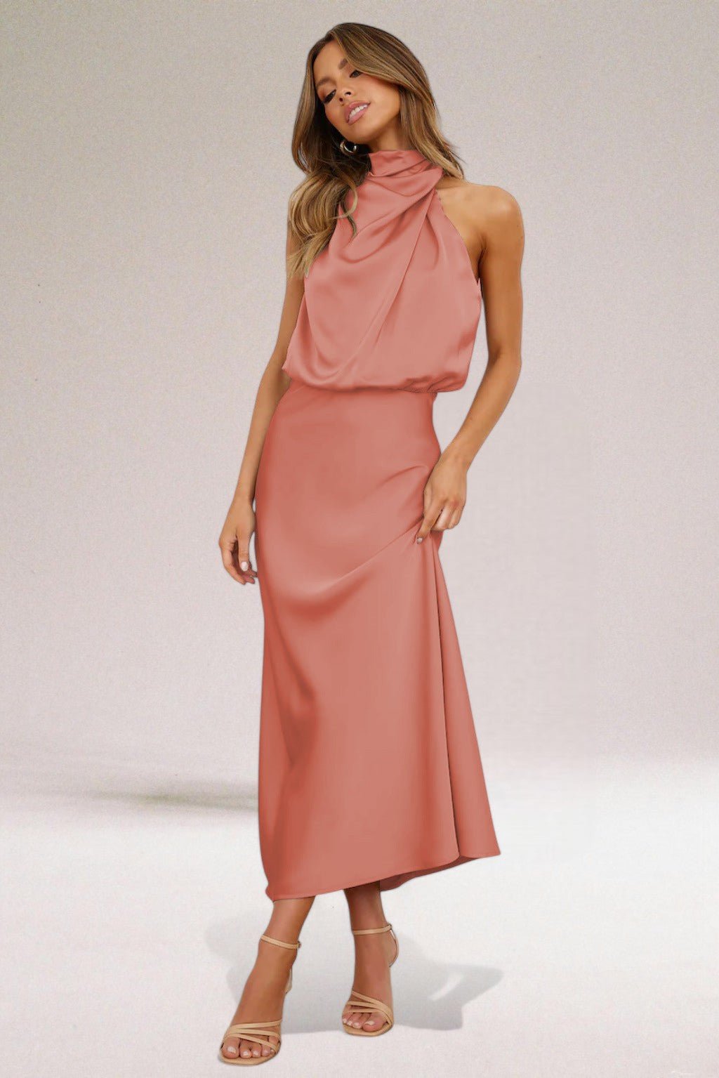 Flavia™ | Glamoureuze satijnen jurk met halter - bellanza