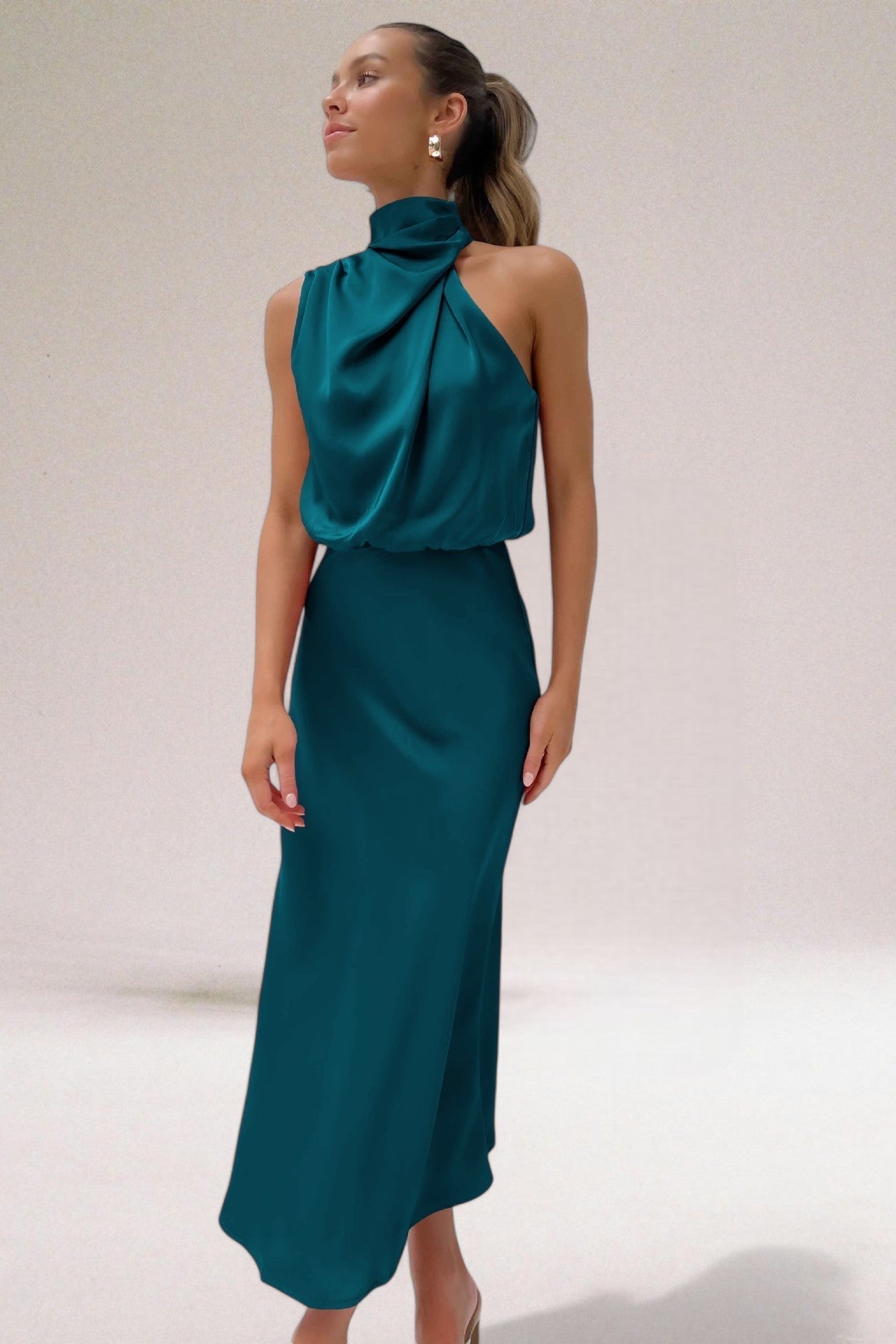 Flavia™ | Glamoureuze satijnen jurk met halter - bellanza