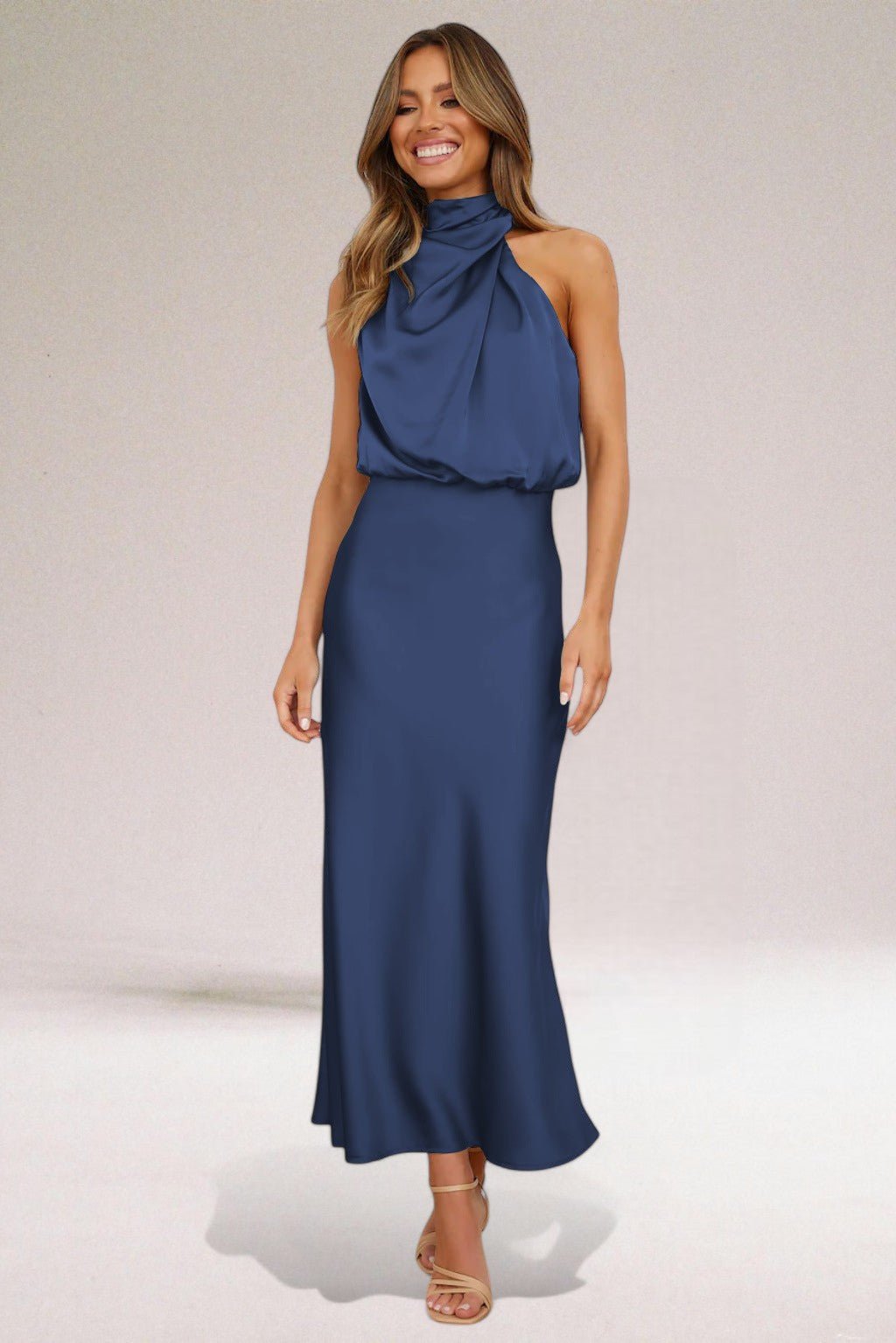 Flavia™ | Glamoureuze satijnen jurk met halter - bellanza