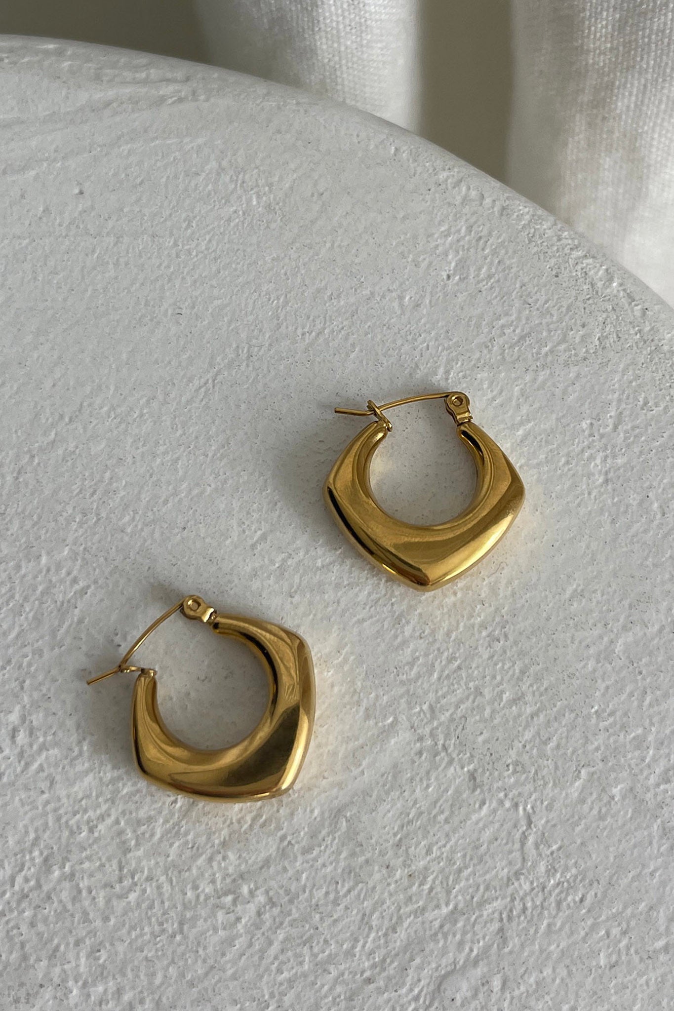 Geometrische Huggie Oorbellen Tilly Goud - Bellanza