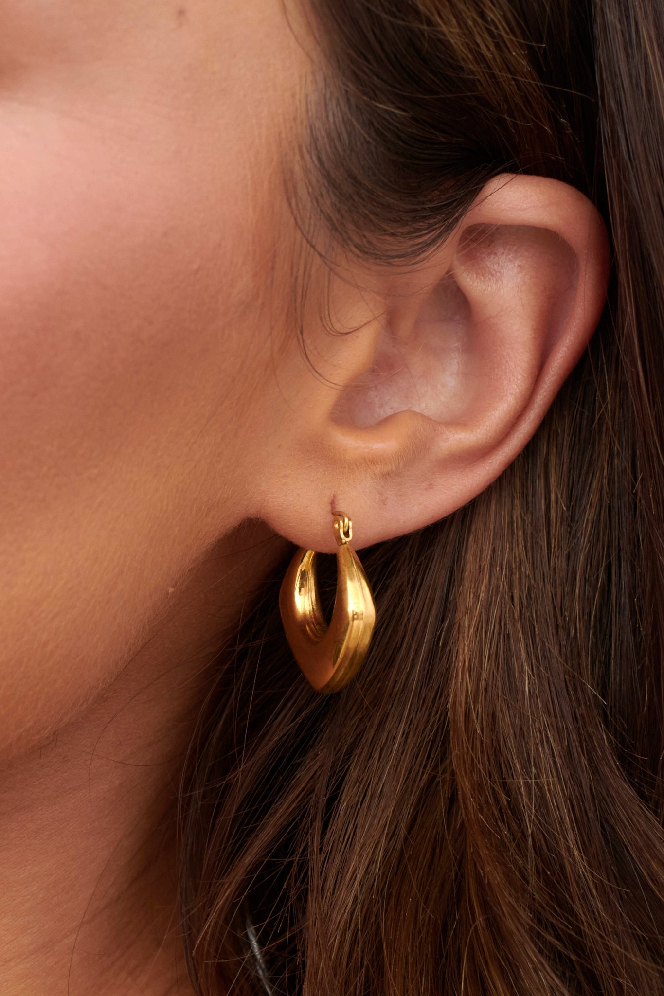 Geometrische Huggie Oorbellen Tilly Goud - Bellanza