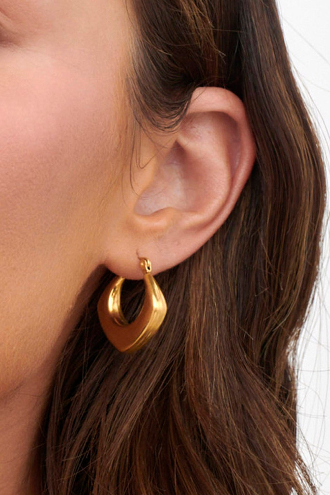 Geometrische Huggie Oorbellen Tilly Goud - Bellanza