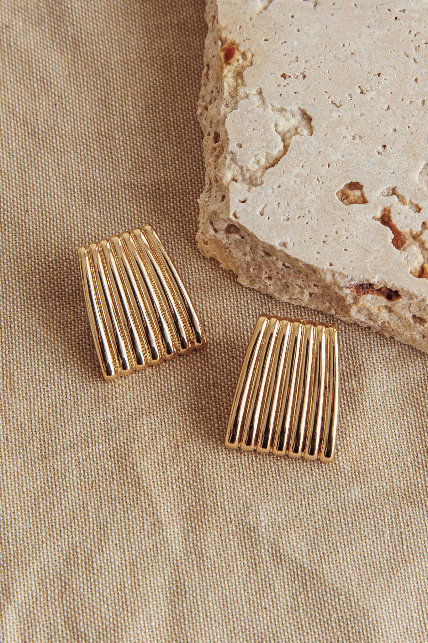 Geometrische oorbellen met ribbels Parker Goud - Bellanza