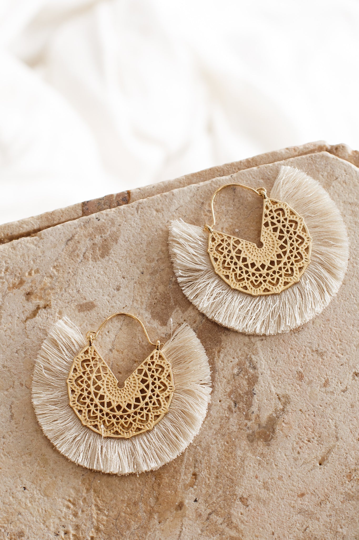 Gouden filigraan franjerige oorbellen Bali Beige - Bellanza