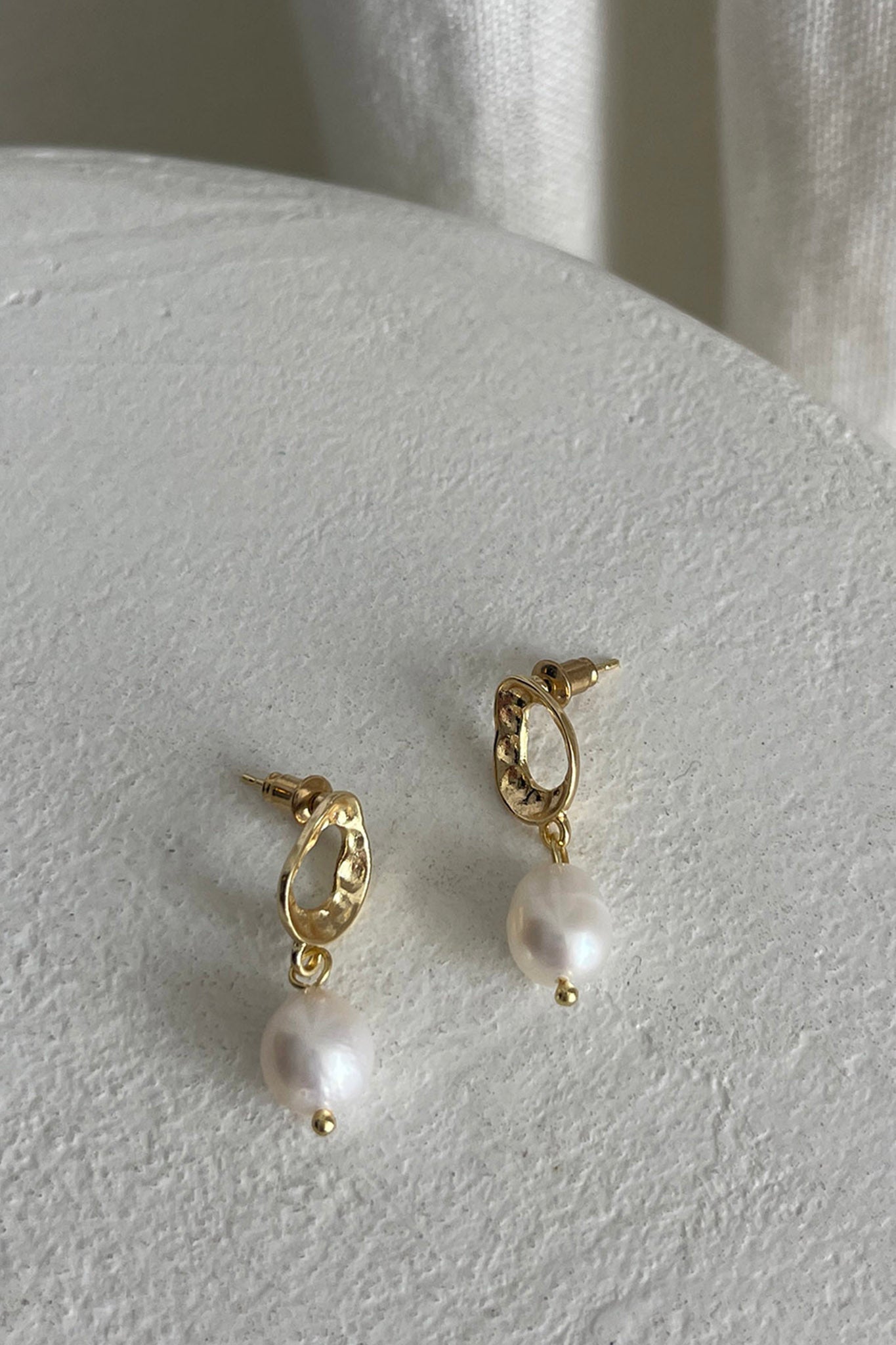 Gouden parel oorbellen First Love - Bellanza