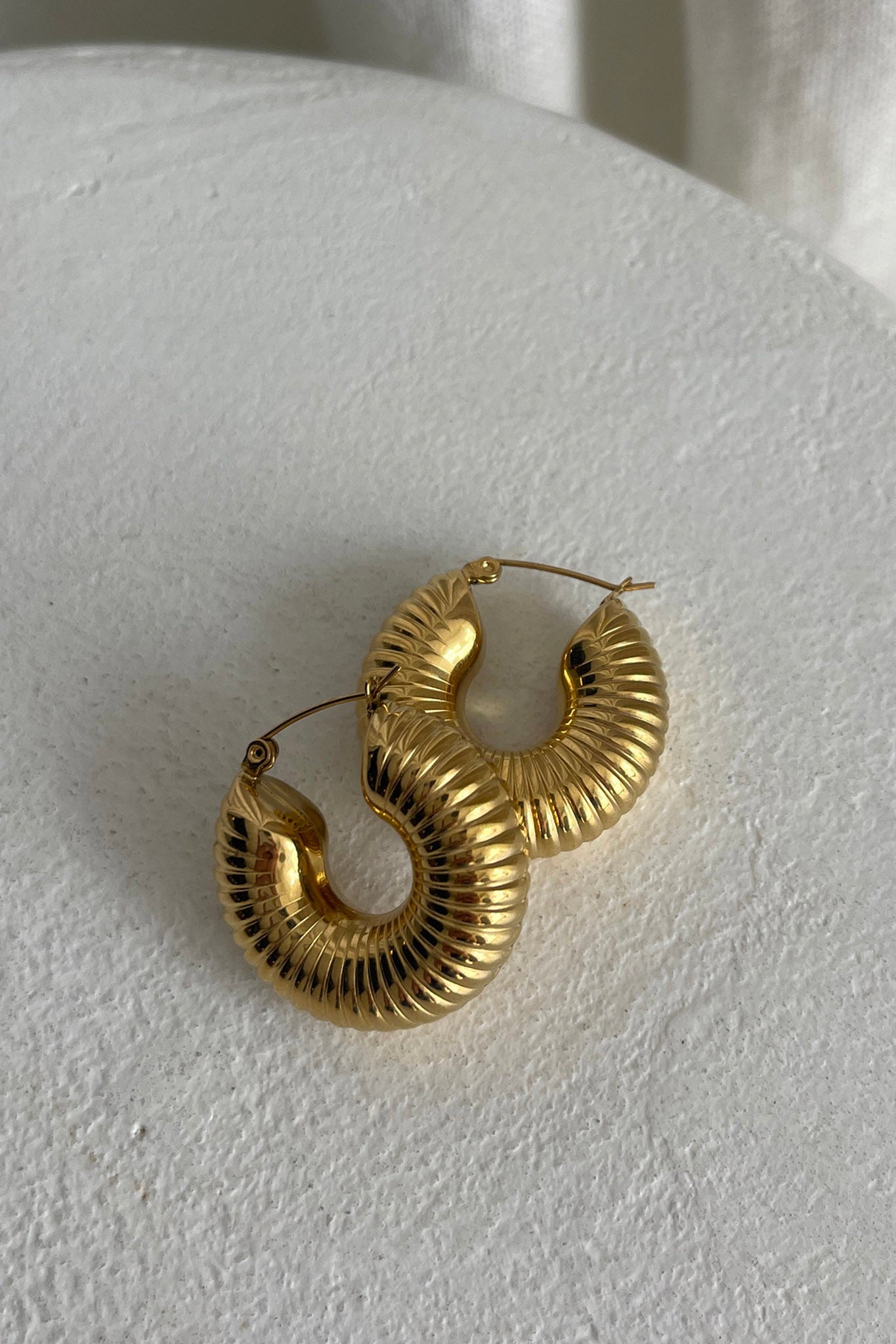 Gouden Tammi creolen met dikke ribbels - Bellanza